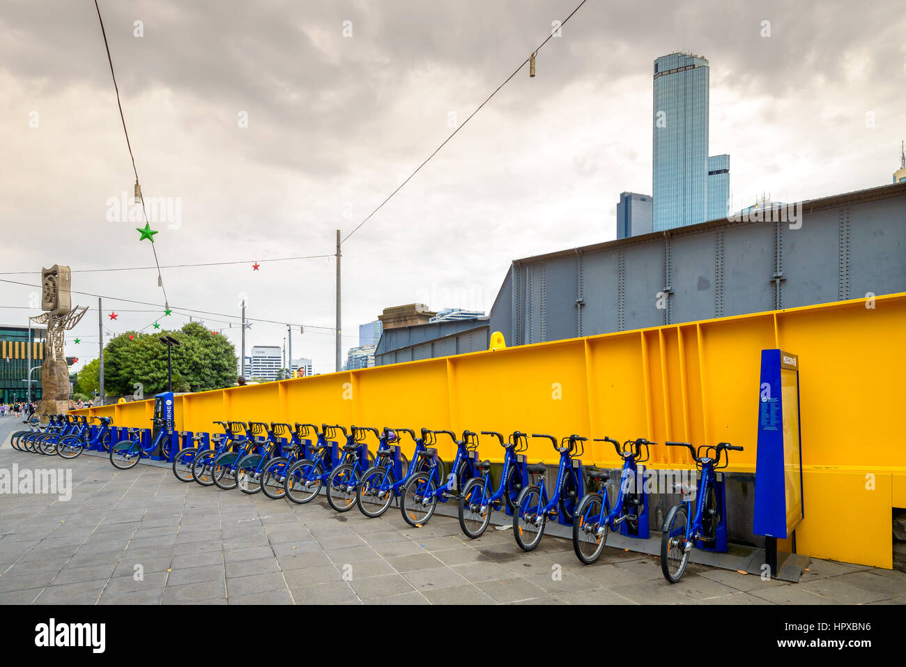 Melbourne, Australien - 27. Dezember 2016: Anteil Radstation am Queensbridge Square in CBD. Menschen können Fahrräder mieten und die Stadt erkunden Stockfoto