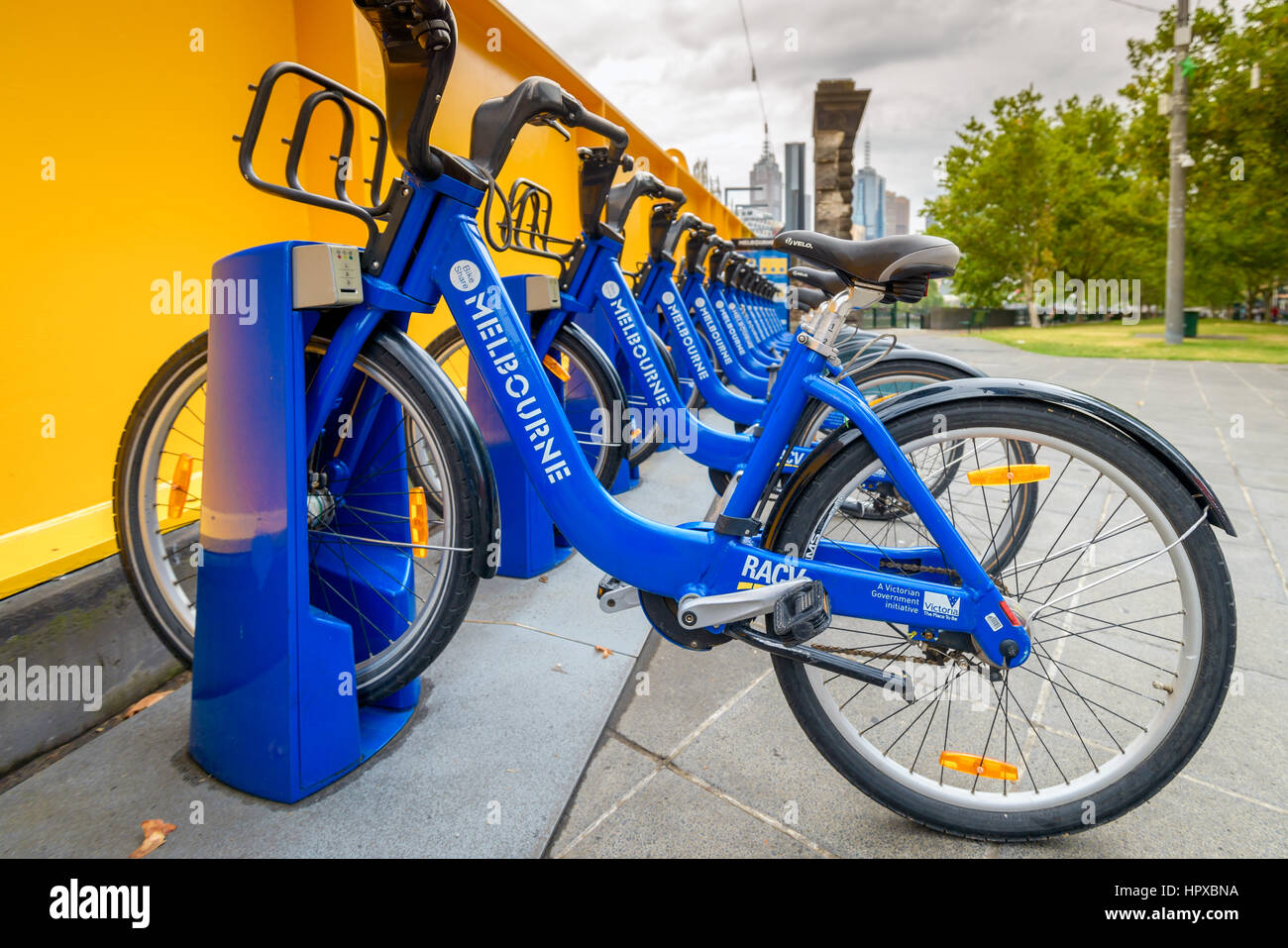 Melbourne, Australien - 27. Dezember 2016: Anteil Radstation am Queensbridge Square in CBD. Menschen können Fahrräder mieten und die Stadt erkunden Stockfoto