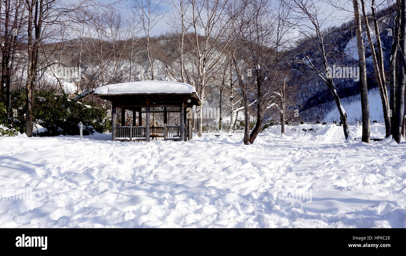 Schnee und Holzpavillon Landschaft im Wald Noboribetsu Onsen Schnee Winter Nationalpark in Jigokudani, Hokkaido, Japan Stockfoto