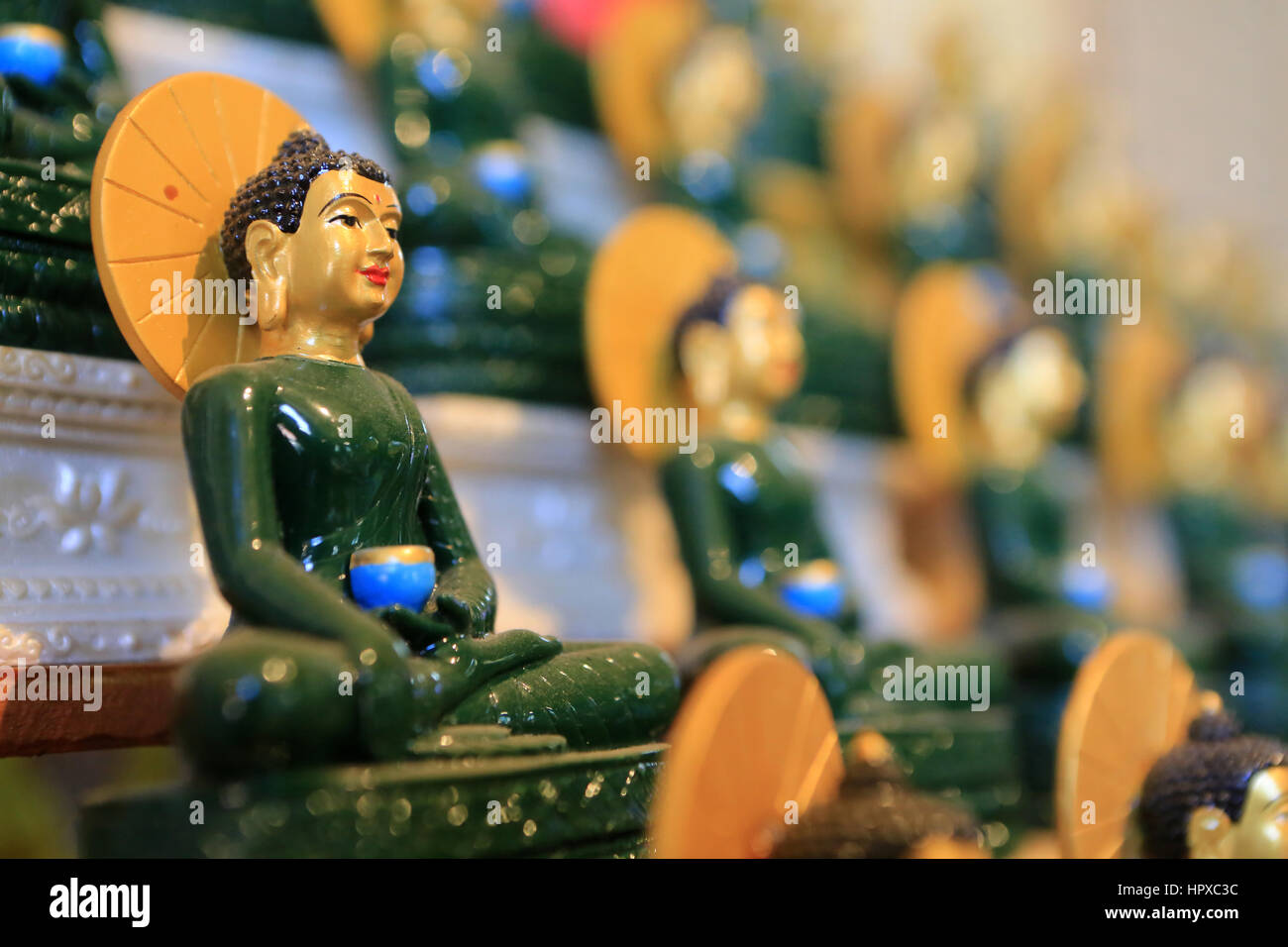 Ausrichtung von Buddha Statuen. Ausrichtung de Statuetten de Bouddha. Stockfoto