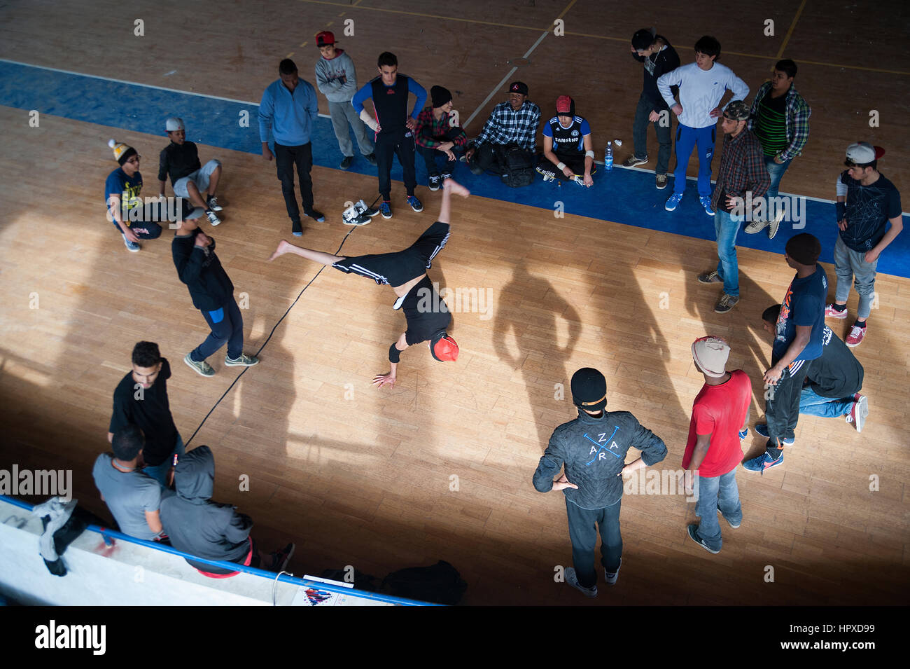 Libyen, Tripolis: Breakdancer üben sich in einer ungenutzten Basketball-Halle. Stockfoto