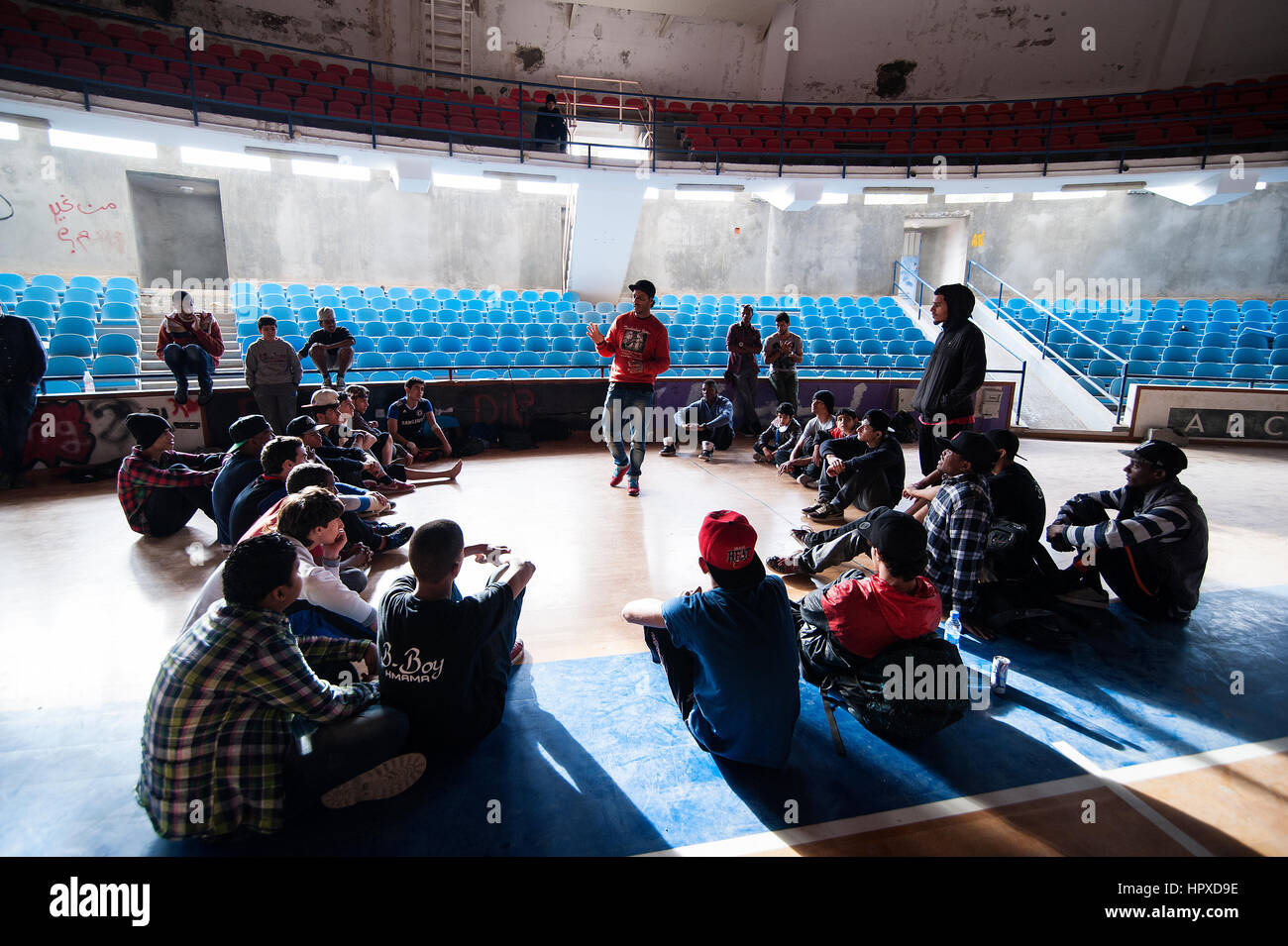 Libyen, Tripolis: Breakdancer üben sich in einer ungenutzten Basketball-Halle. Stockfoto