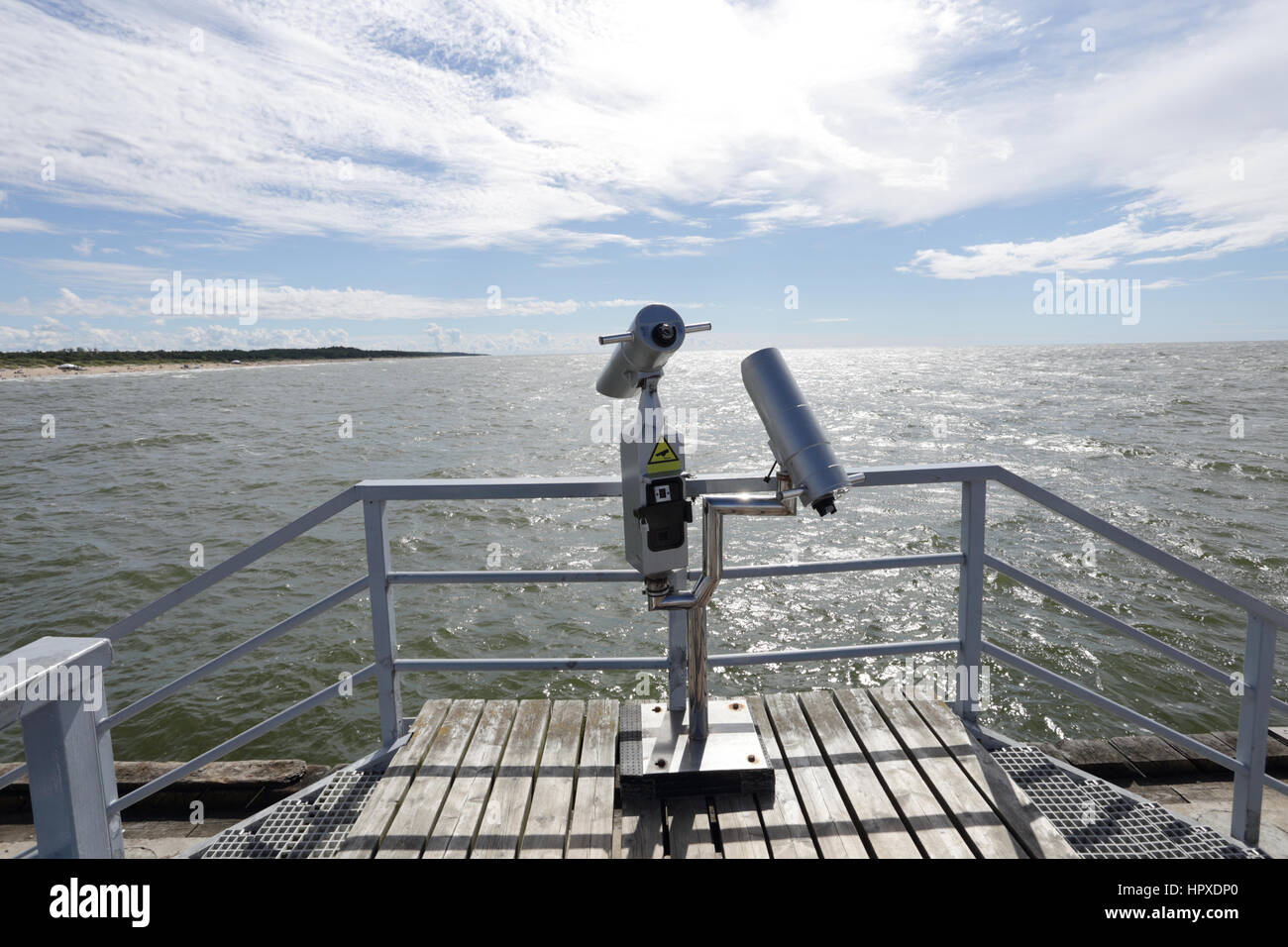 Teleskop auf Meer Küste Sonnentag Stockfoto