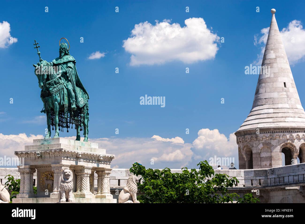 King St Stephen Reiterstatue in der Nähe von der Fischerbastei in Buda Castle Hill, Budapest, Ungarn Stockfoto