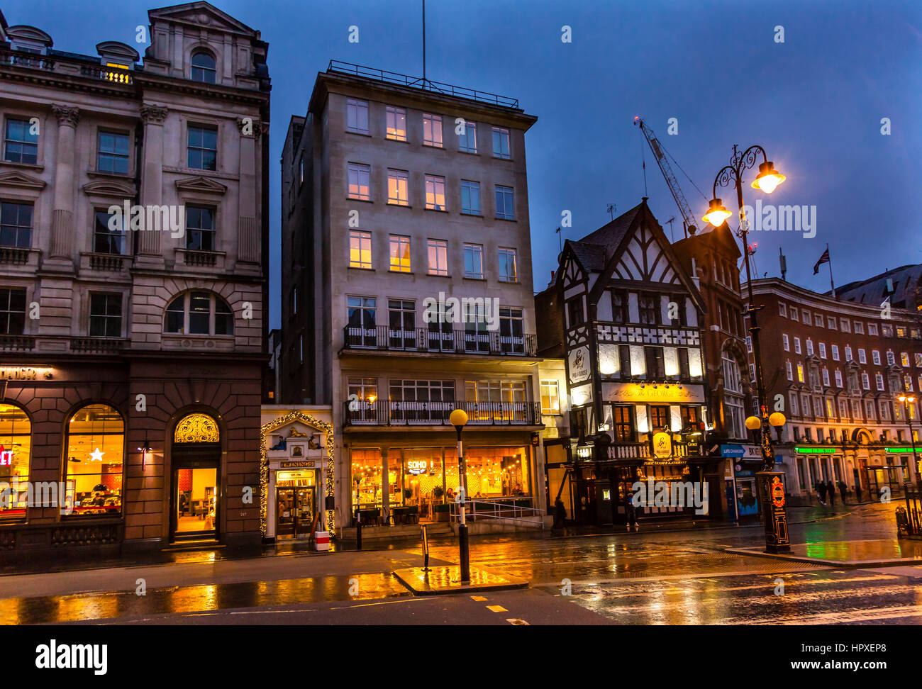 Straße der alten Stadt Twinnings Tee Shop Nght London England.  Geschäfte, Pubs und restaurants Stockfoto