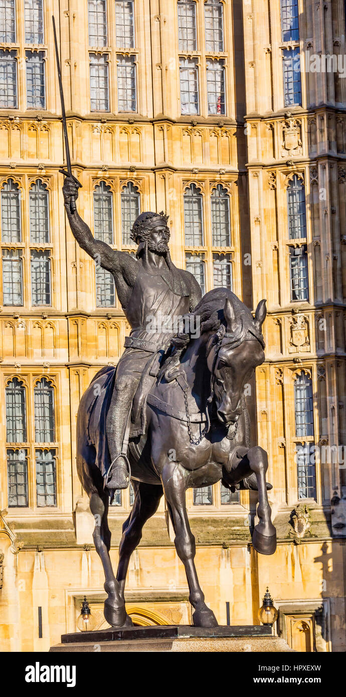 König Richard 1 Löwenherz Statue Häuser des Parlaments Westminster London England. König Richard Coeur De Lion, Richard Löwenherz, war König von Stockfoto