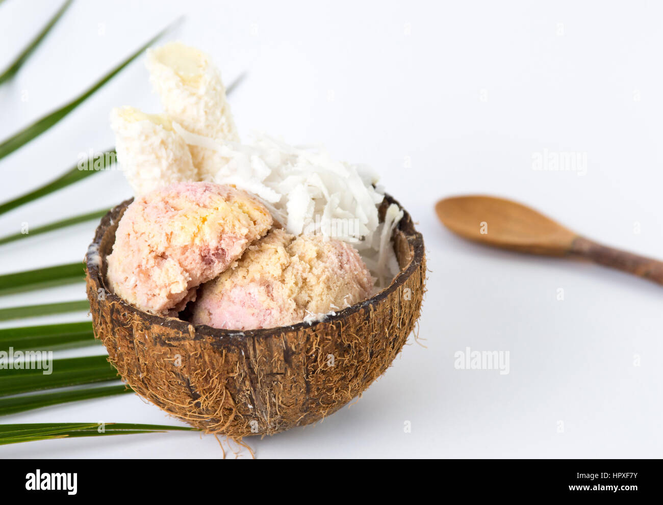 Fruchteis in einer Kokosnussschale Stockfoto