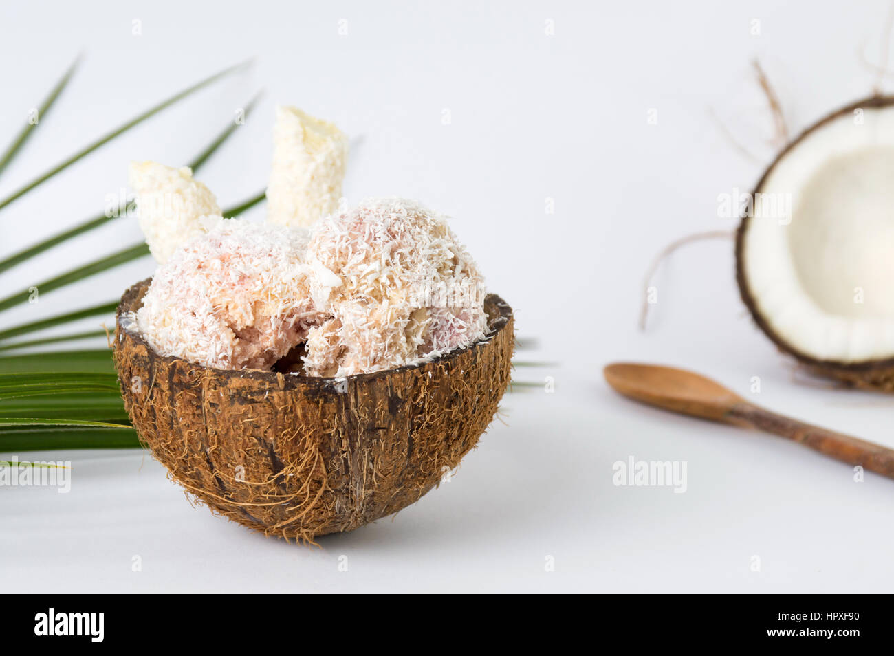 Fruchteis in einer Kokosnussschale Stockfoto