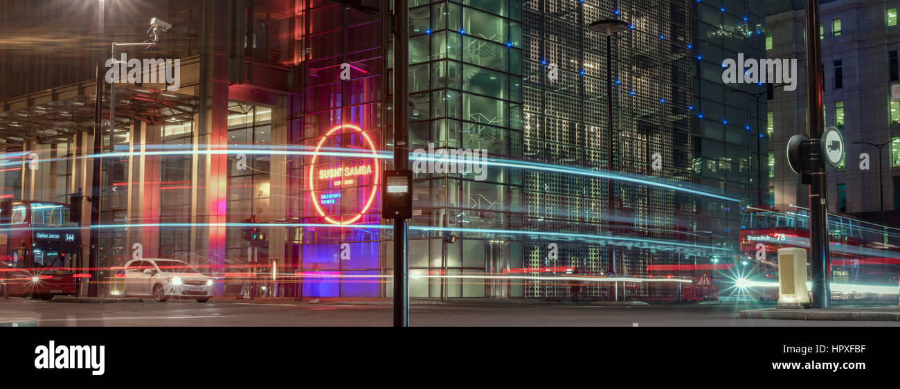 Datenverkehr auf einer Straße der Innenstadt Stockfoto