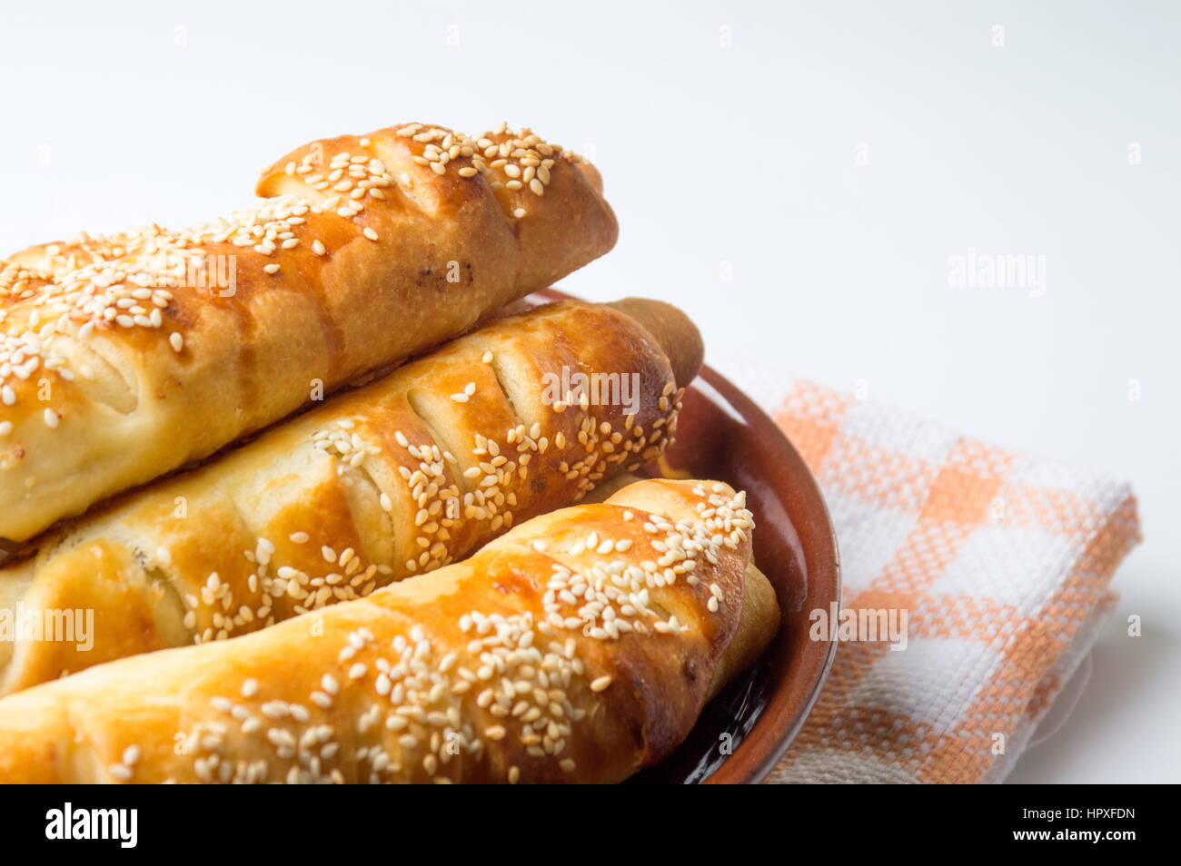 Sesam bedeckt Teig in einer Schüssel auf weiß Stockfoto