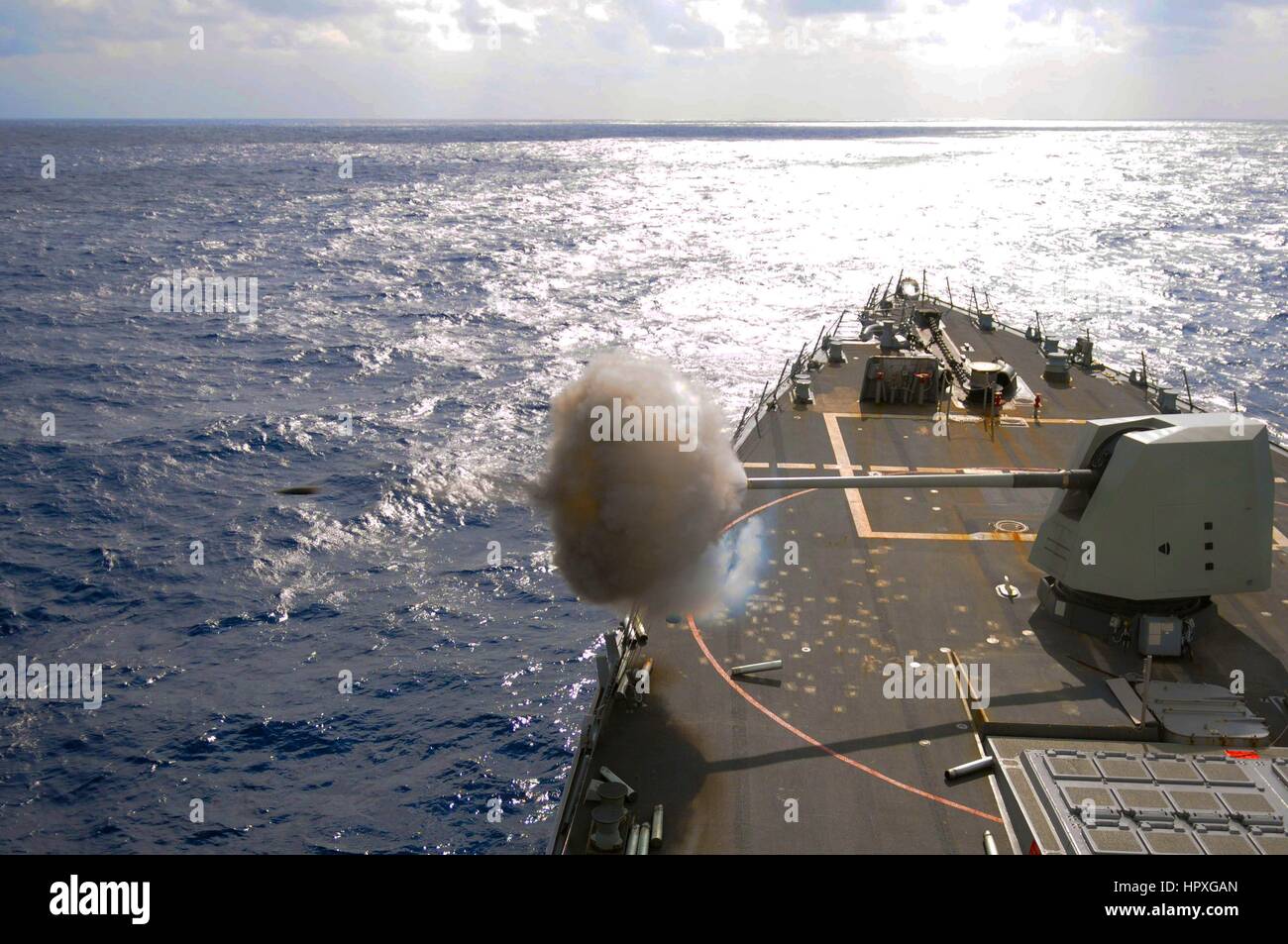 Lenkflugkörper Zerstörer USS Mustin feuert eine Pistole auf ein Ziel am Ufer als Training, Bodentruppen, 4. November 2012 zu unterstützen. Bild mit freundlicher Genehmigung Devon Dow / US Navy. Stockfoto