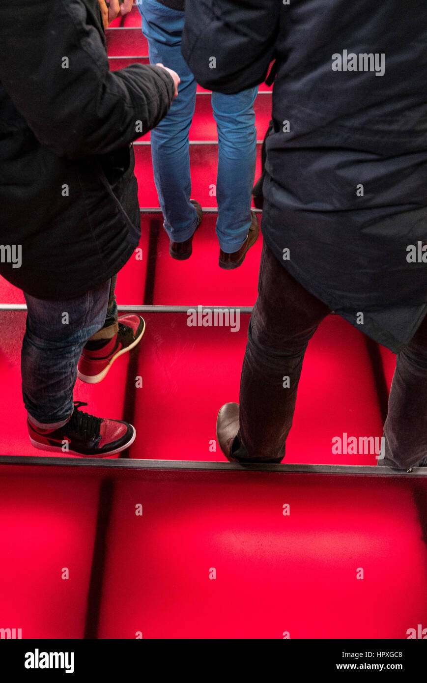 Beine und Füße von männlichen Touristen auf den roten Schritte am Times Square Stockfoto