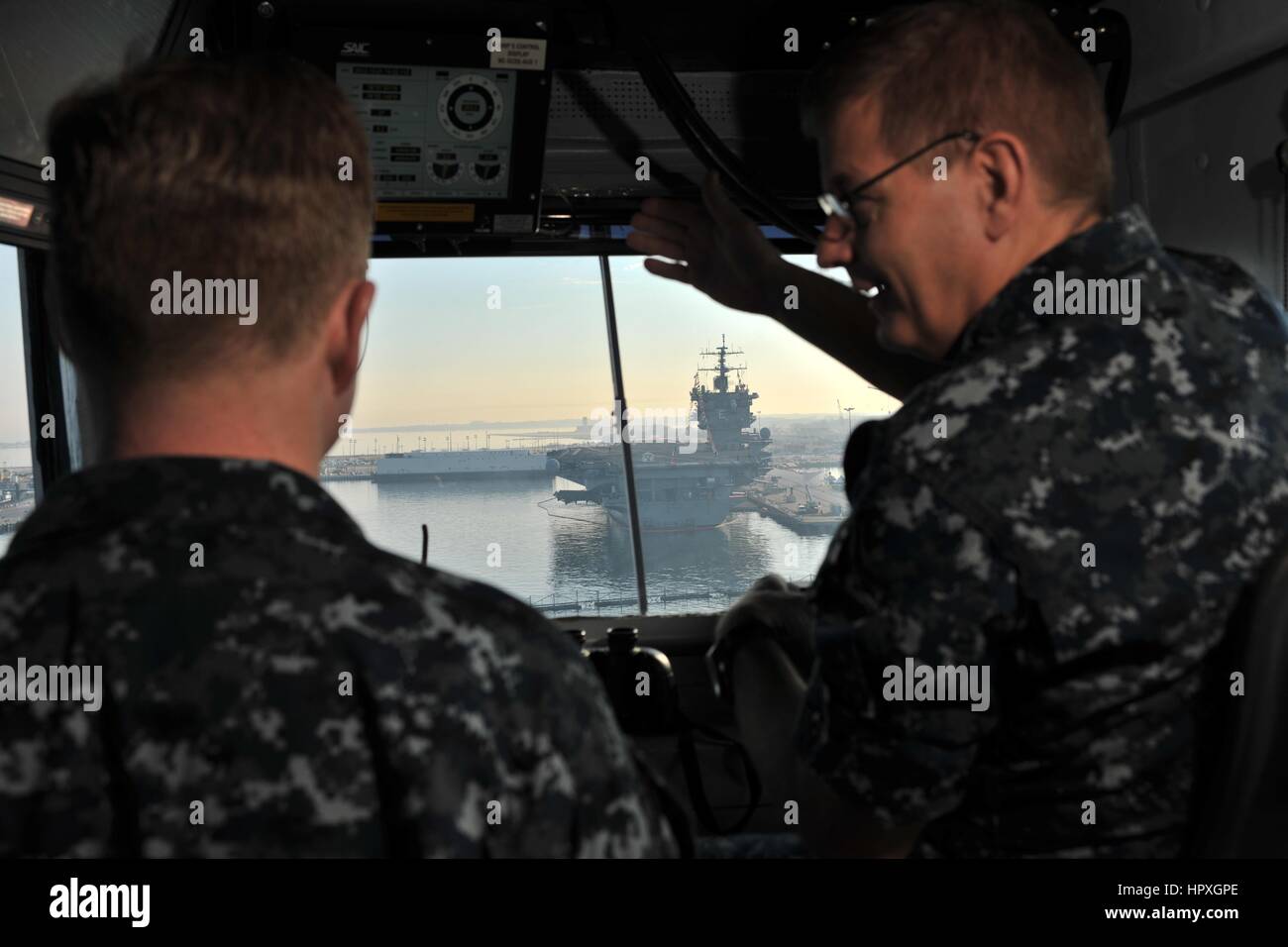Sehen Sie Captain Brian E. Luther (rechts), Kommandierender Offizier der Flugzeugträger USS George H.W. Bush (CVN-77), und Kapitän Richard C. McCormack (links), Geschäftsführer an, Flugzeugträger USS Enterprise (CVN-65) geht es Naval Station Norfolk 2012 Bild mit freundlicher Genehmigung Tony D. Curtis / US Navy. Stockfoto