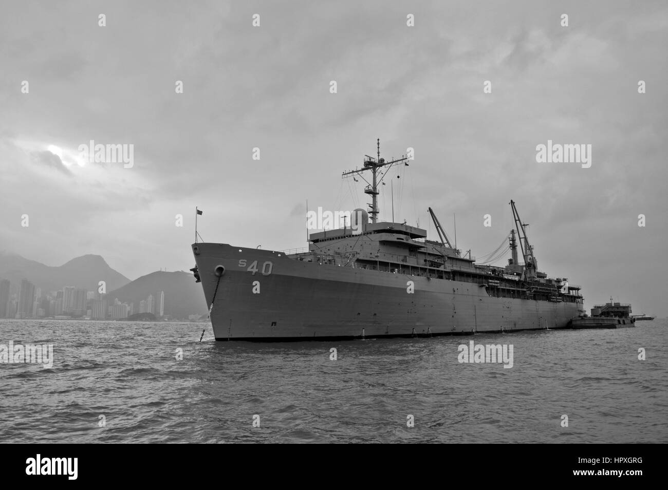 U-Boot-tender USS Frank Cable (AS 40) verankert im Victoria Harbour, Hongkong, China, 2012. Bild mit freundlicher Genehmigung Corey Hensley / US Navy. Stockfoto
