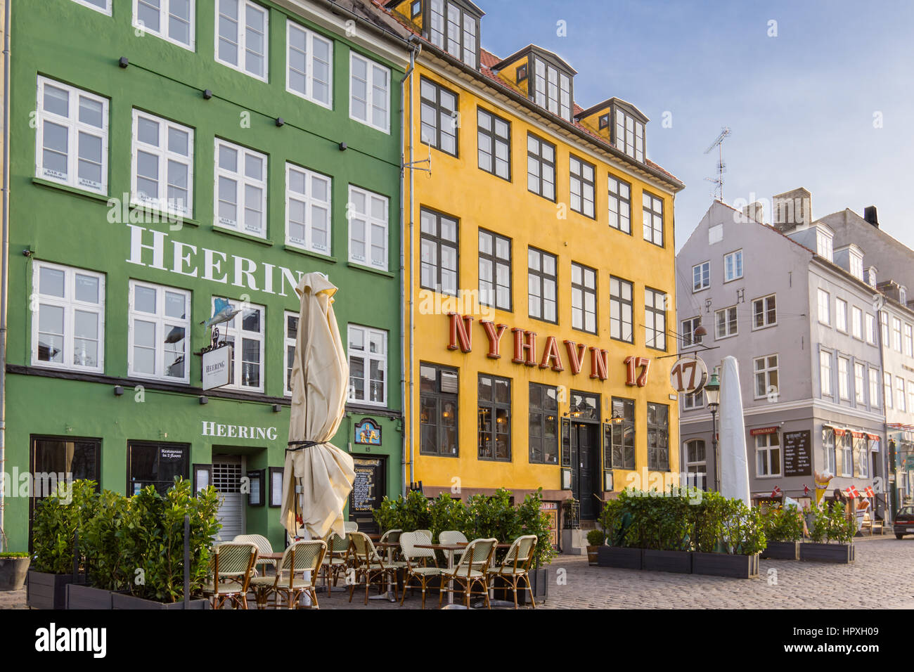 Berühmte Restaurants auf dem Bürgersteig in der ersten Morgen Licht, Nyhamn, Kopenhagen - 23. Februar 2017 Stockfoto