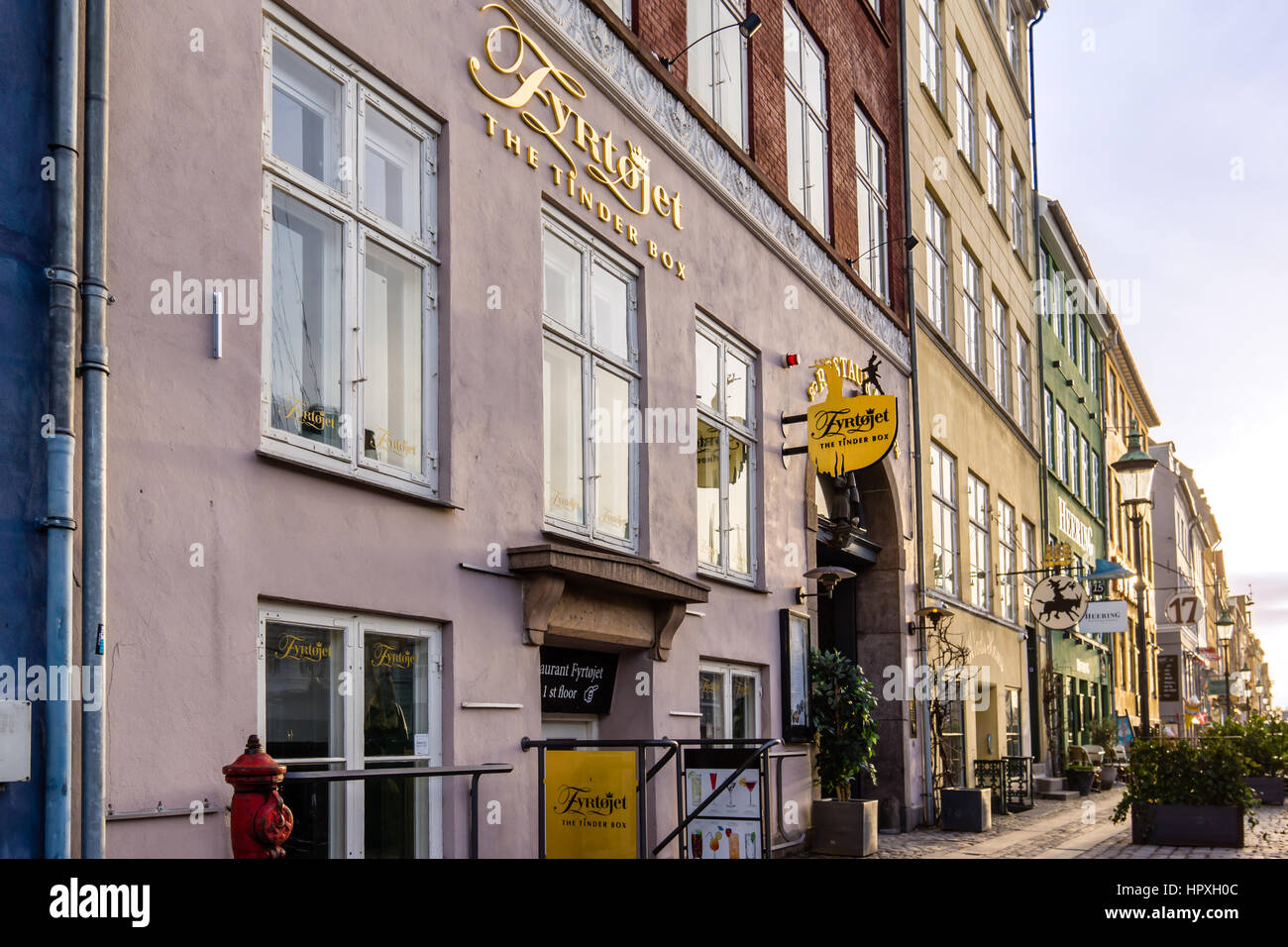 Am ersten Morgen Licht in die Fassade des Restaurant Pulverfass widerspiegelt, bei Nyhamn, Kopenhagen - 23. Februar 2017 Stockfoto