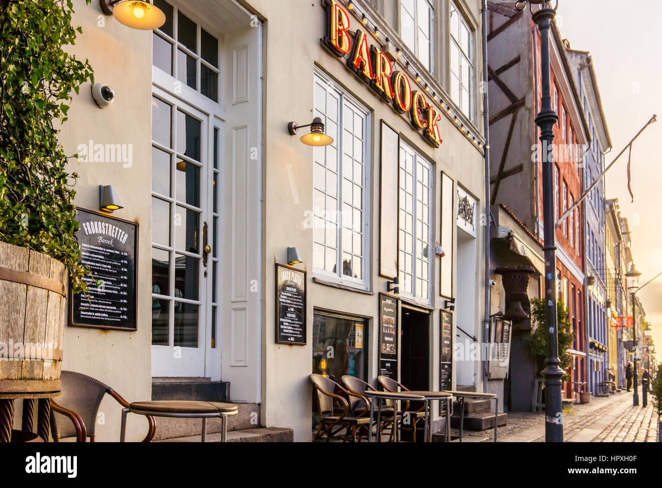 Ein altmodisches Restaurant auf dem Bürgersteig in der ersten Morgen Licht, Nyhamn, Kopenhagen - 23. Februar 2017 Stockfoto
