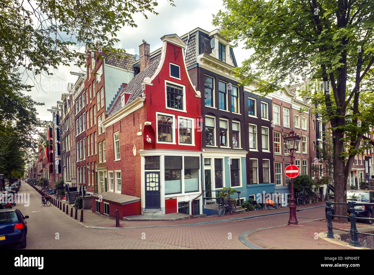 Amsterdamer Straße mit typischen holländischen Häuser in Holland, Niederlande. Stockfoto