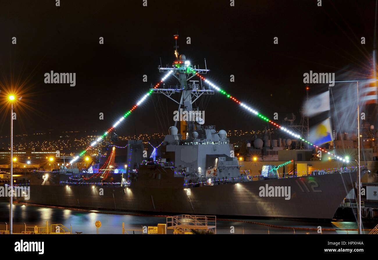 Der geführte Flugkörper-Zerstörer USS Michael Murphy zeigt Weihnachtslichter auf gemeinsamer Basis Pearl Harbor-Hickam, Pearl Harbor, Hawaii, 18. Dezember 2012. Bild mit freundlicher Genehmigung von uns Marine Mass Communication Specialist 3.Klasse Diana Quinlan. Stockfoto