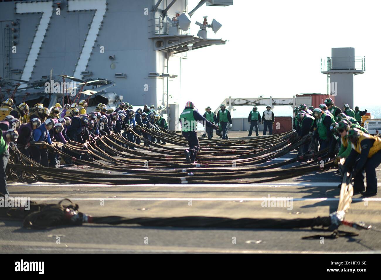 Segler richten Sie die Flugzeuge Barrikade während einer Übung auf dem Flugdeck im Ausland den Flugzeugträger USS George H W Bush, 7. Januar 2013. Bild mit freundlicher Genehmigung uns Marine Mass Communication Specialist 2. Klasse Tony D Curtis. Stockfoto