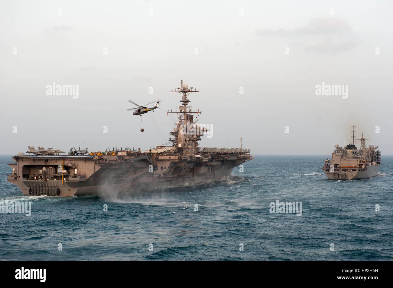 USS John C Stennis wird aufgefüllt, auf hoher See von einem Hubschrauber, das Eightballers Meer bekämpfen Hubschrauberstaffel, 8. Januar 2013 zugewiesen. Bild mit freundlicher Genehmigung uns Marine Communication Specialist 2.Klasse Armando Gonzales. Stockfoto