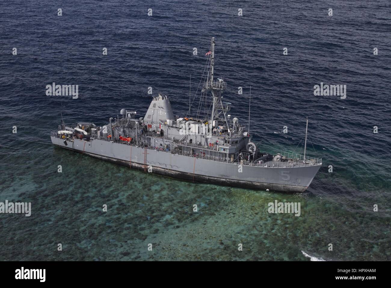 Das Bergwerk Gegenmaßnahmen Schiff USS Guardian (MCM 5) sitzt auf Grund am Tubbataha Reef, Philippinen, 22. Januar 2013. Bild mit freundlicher Genehmigung Geoffrey Trudell / US Navy. Stockfoto