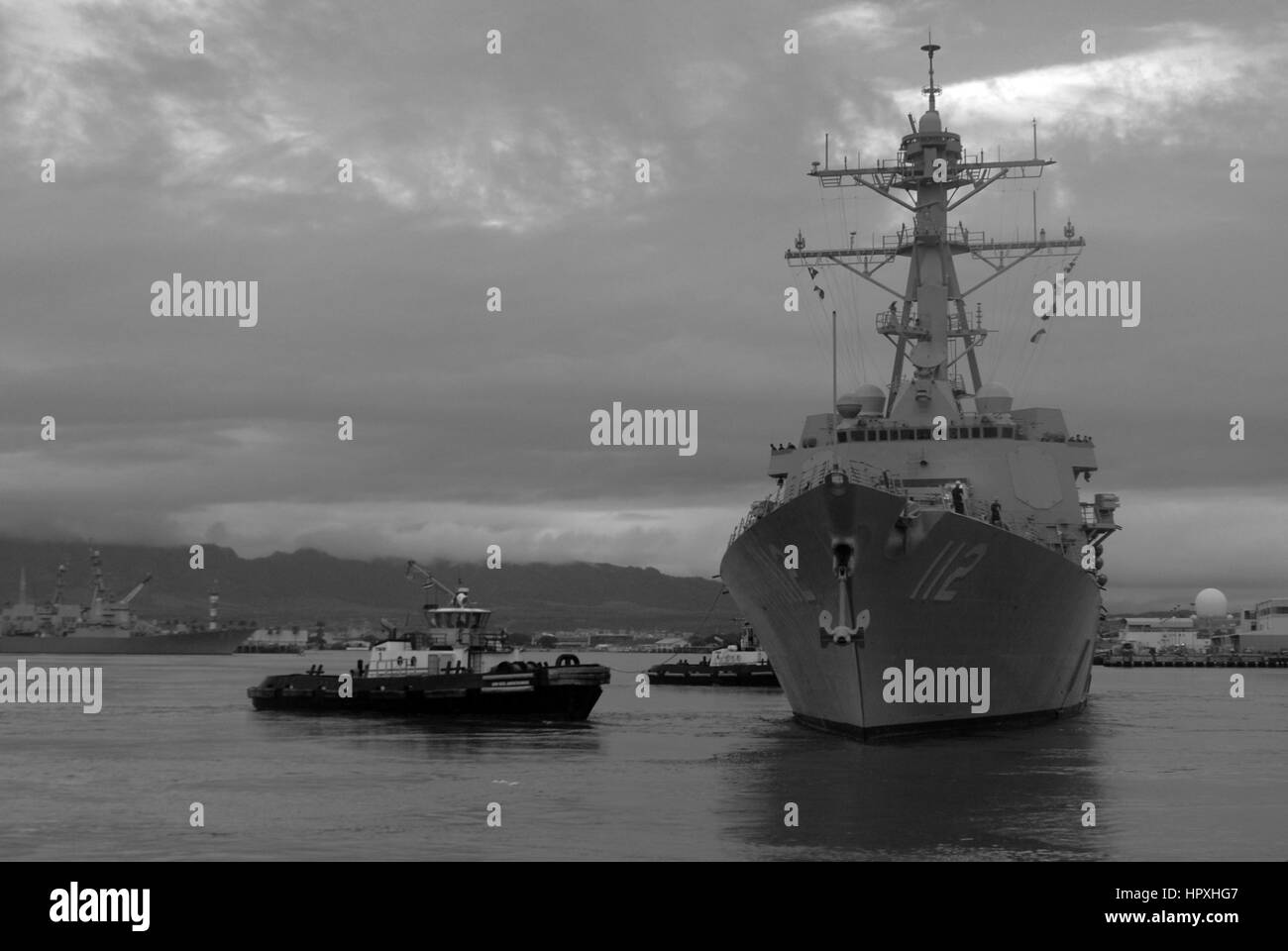 Der geführte Flugkörper-Zerstörer USS Michael Murphy zieht vom Pier, wie sie gemeinsame Basis Pearl Harbor-Hickam, Hawaii, 28. Januar 2013 fährt. Bild mit freundlicher Genehmigung Jon Dasbach / US Navy. Stockfoto