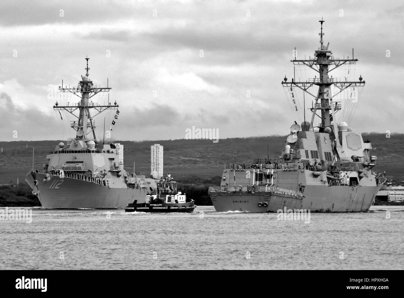 Zwei Schiffe einander Abflug und Ankunft am gemeinsamen Basis Pearl Harbor-Hickam, Hawaii, 28. Januar 2013. Bild mit freundlicher Genehmigung Jon Dasbach / US Navy. Stockfoto