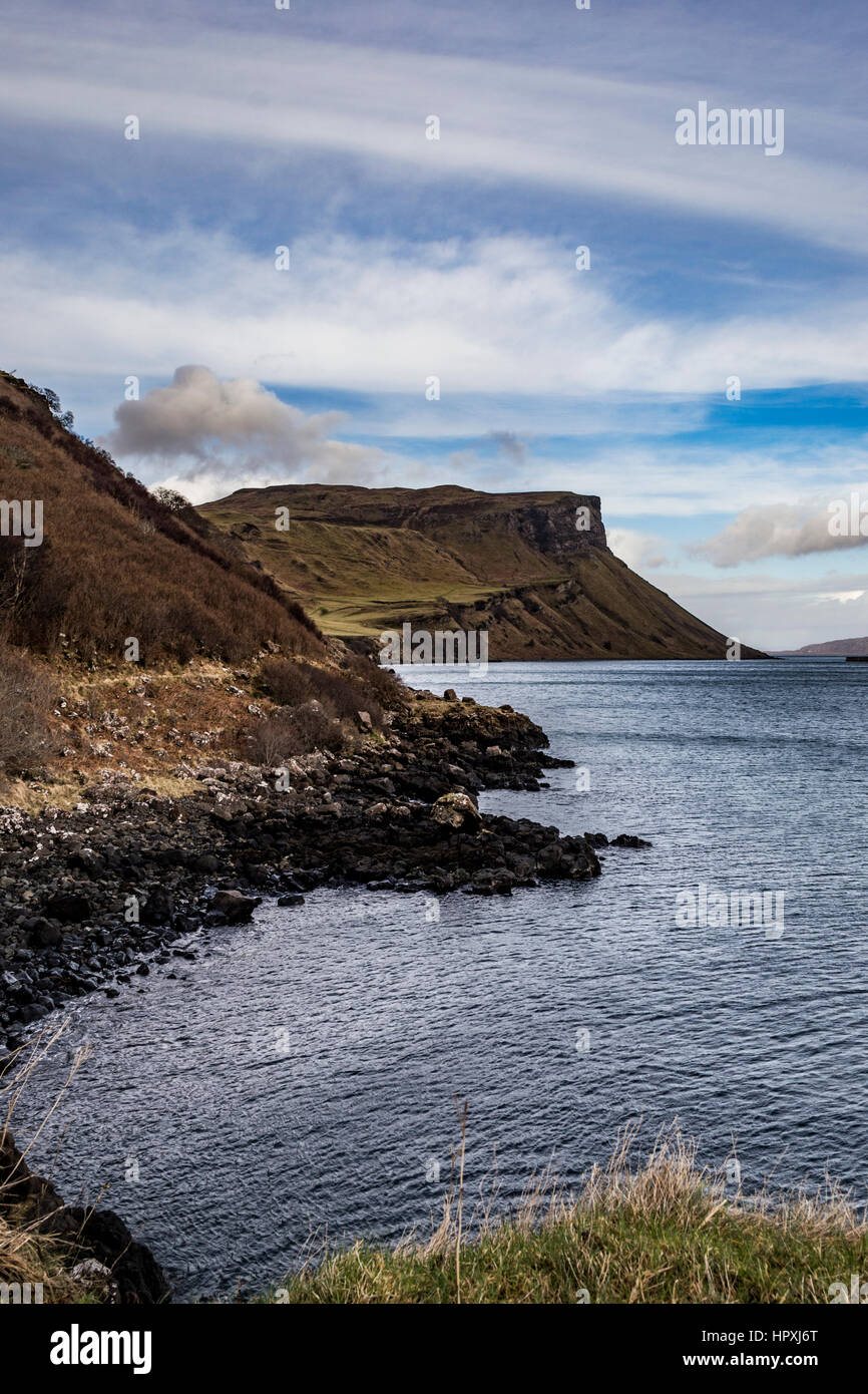 Blick über den Sound of Raasay auf dem Scorrybreac Weg, in der Nähe von Portree, Isle Of Skye, Schottland Stockfoto