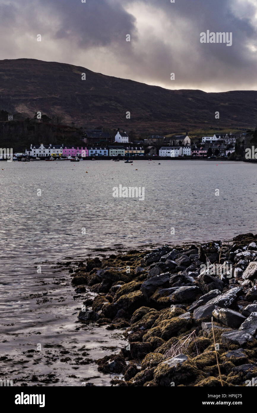 Reihe von bunten Häusern auf dem Kai von Portree Hafen, von Scorrybreac Stockfoto