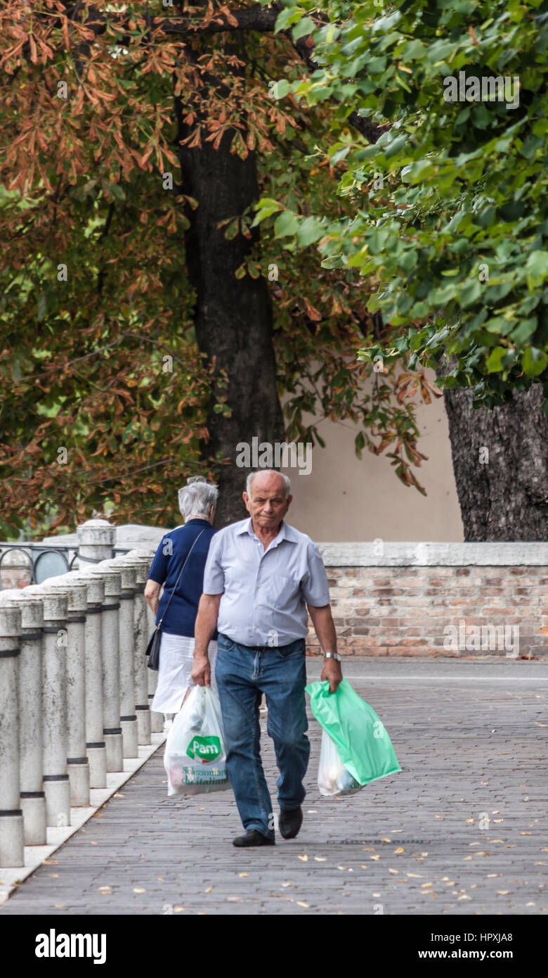 Alte Menschen aus Supermarkt Stockfoto