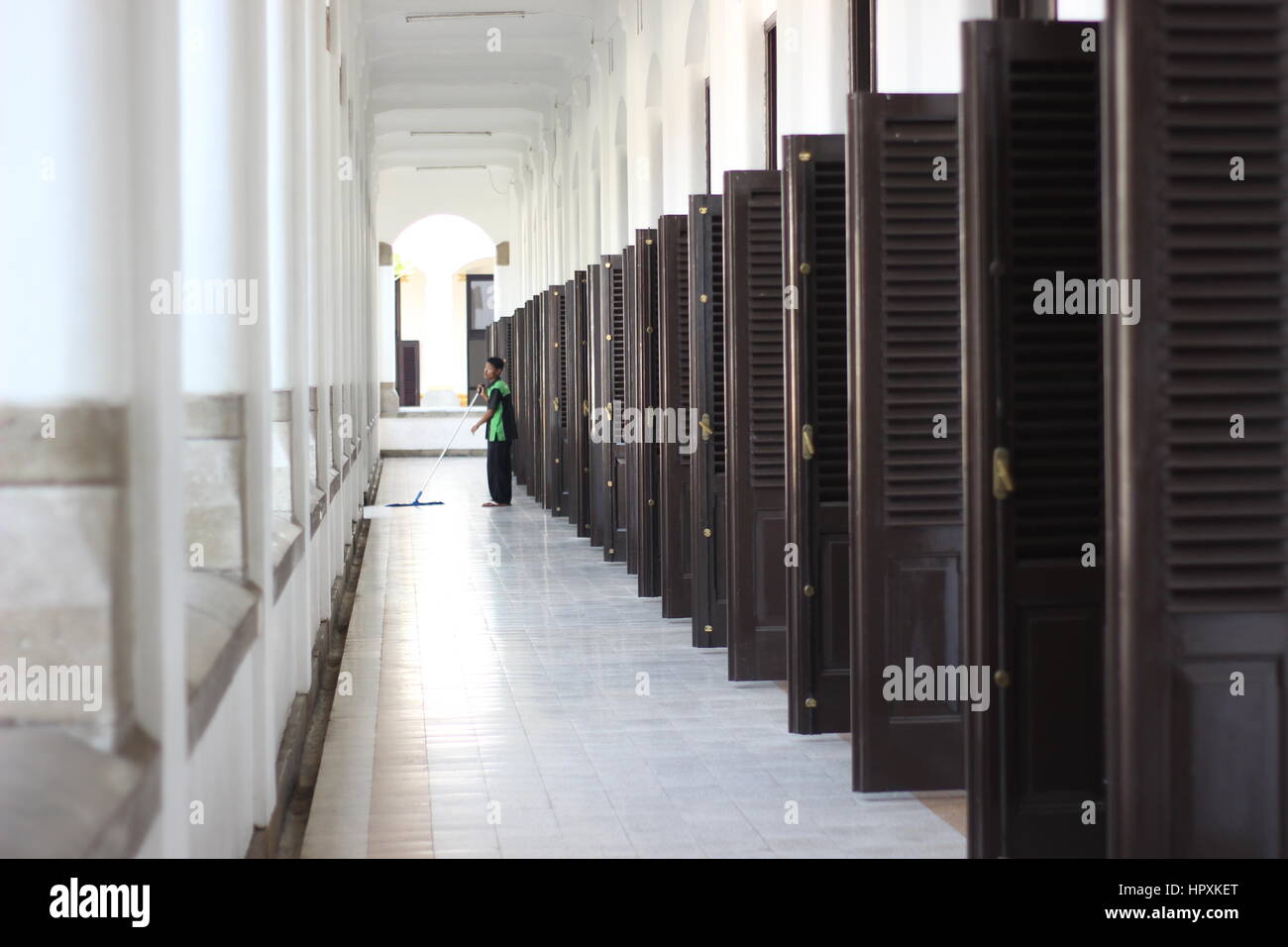 Der Mitarbeiter des Lawang Sewu (tausend Tür) gehalten, die Sauberkeit der kultigsten denkmalgeschützten Gebäude in Semarang Stadt. Stockfoto