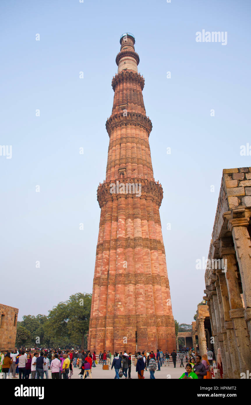 Qutub Minar höchste Ziegel Minarett in der Welt mit Treppe nach oben. Stockfoto