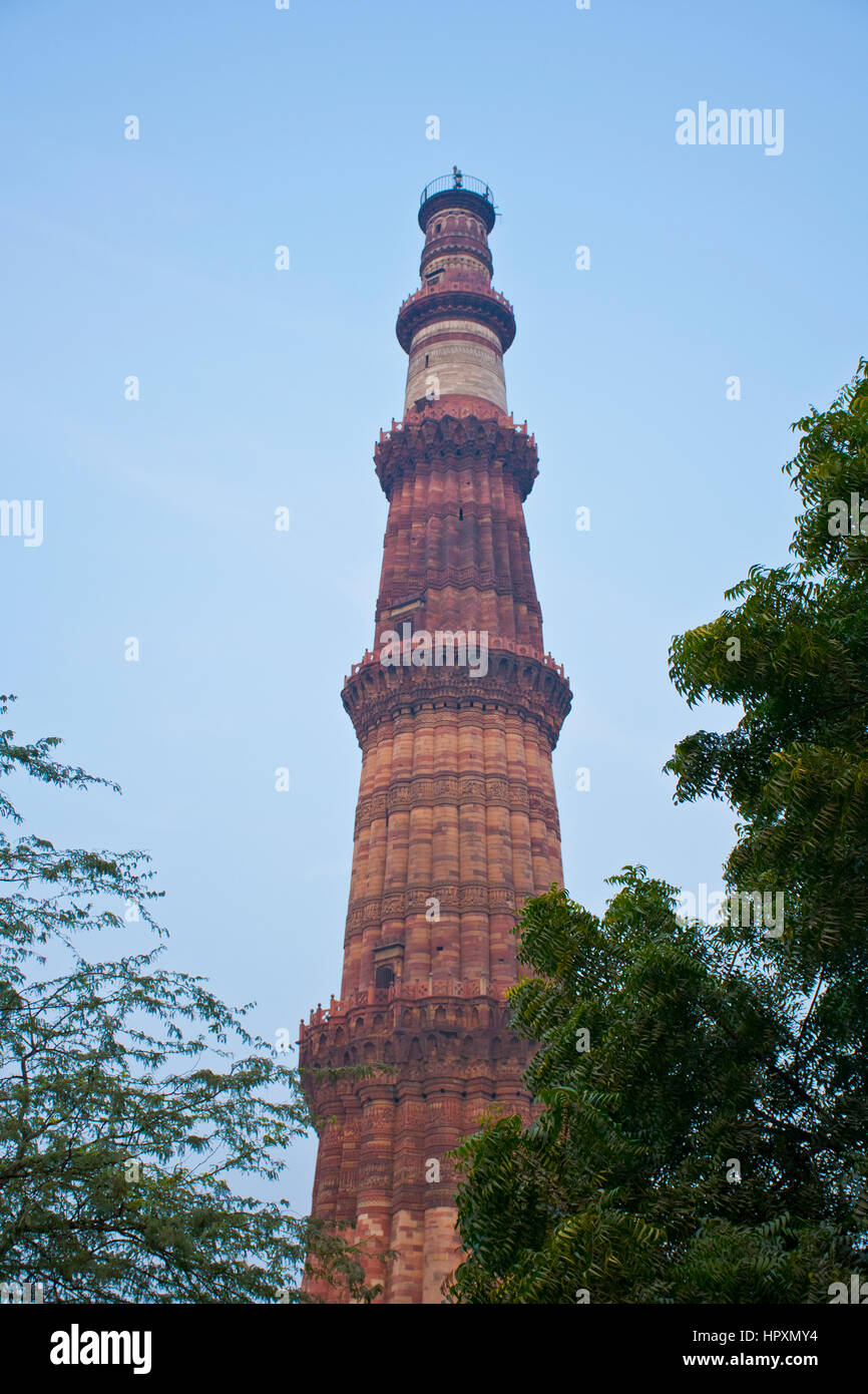 Qutub Minar höchste Ziegel Minarett in der Welt mit Treppe nach oben. Stockfoto