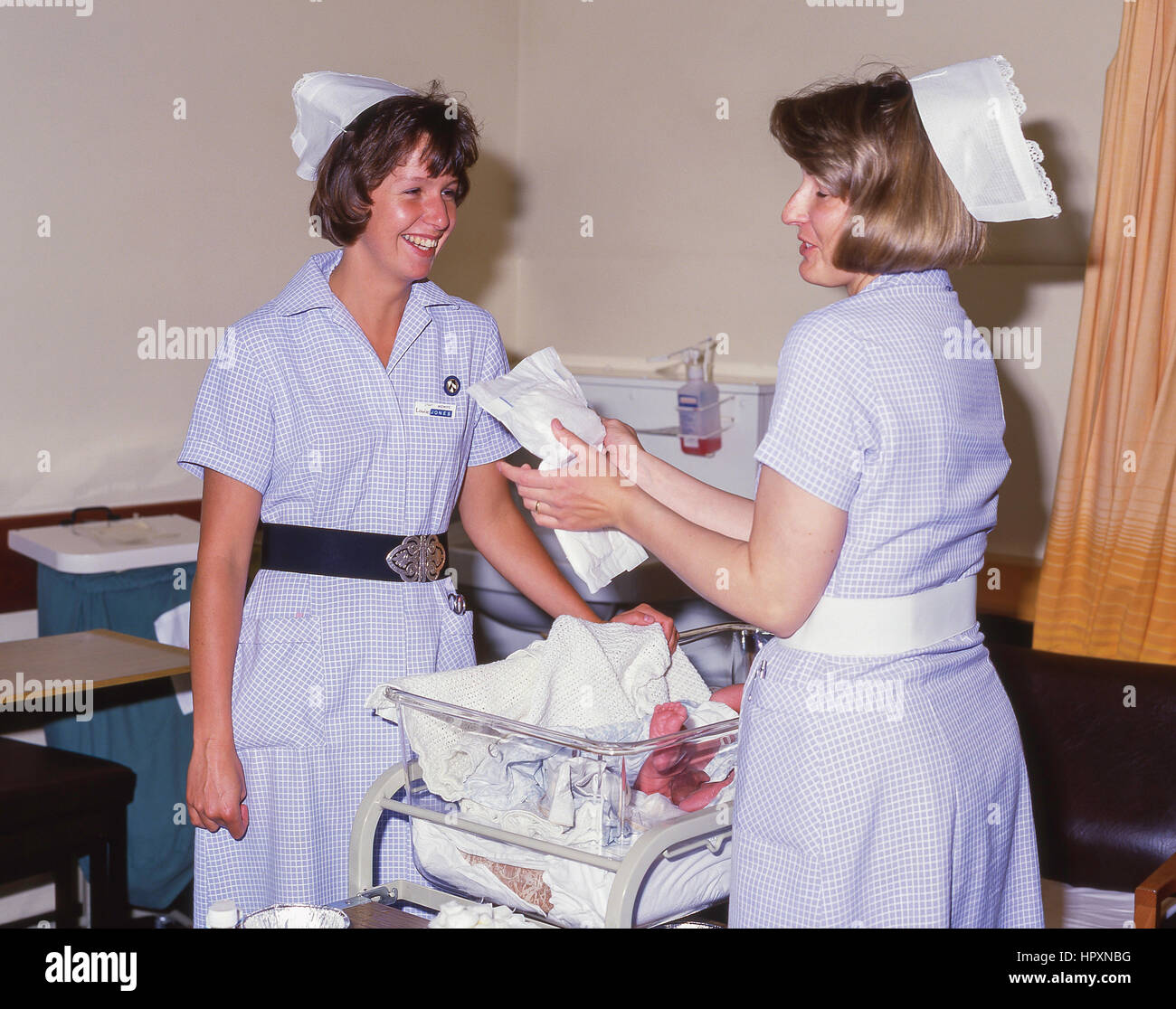 Hebammen in Maternity Ward (1990er Jahre) in Privatklinik, City of Westminster, London, Greater London, England, Vereinigtes Königreich Stockfoto