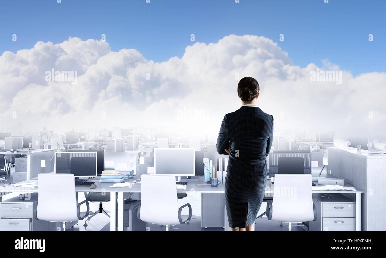 Eine Dame in der formalen Kleidung sucht im Großraumbüro. Mixed-media Stockfoto