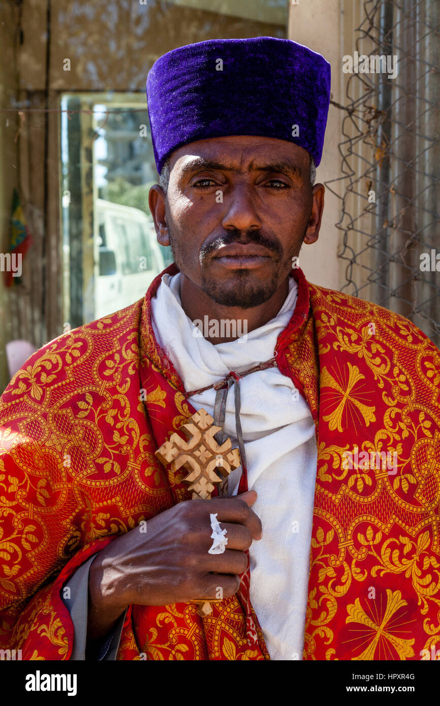 Ein äthiopischer orthodoxer Priester ein Kreuz haltend, während der Feierlichkeiten Timkat (Dreikönigstag), Addis Abeba, Äthiopien Stockfoto