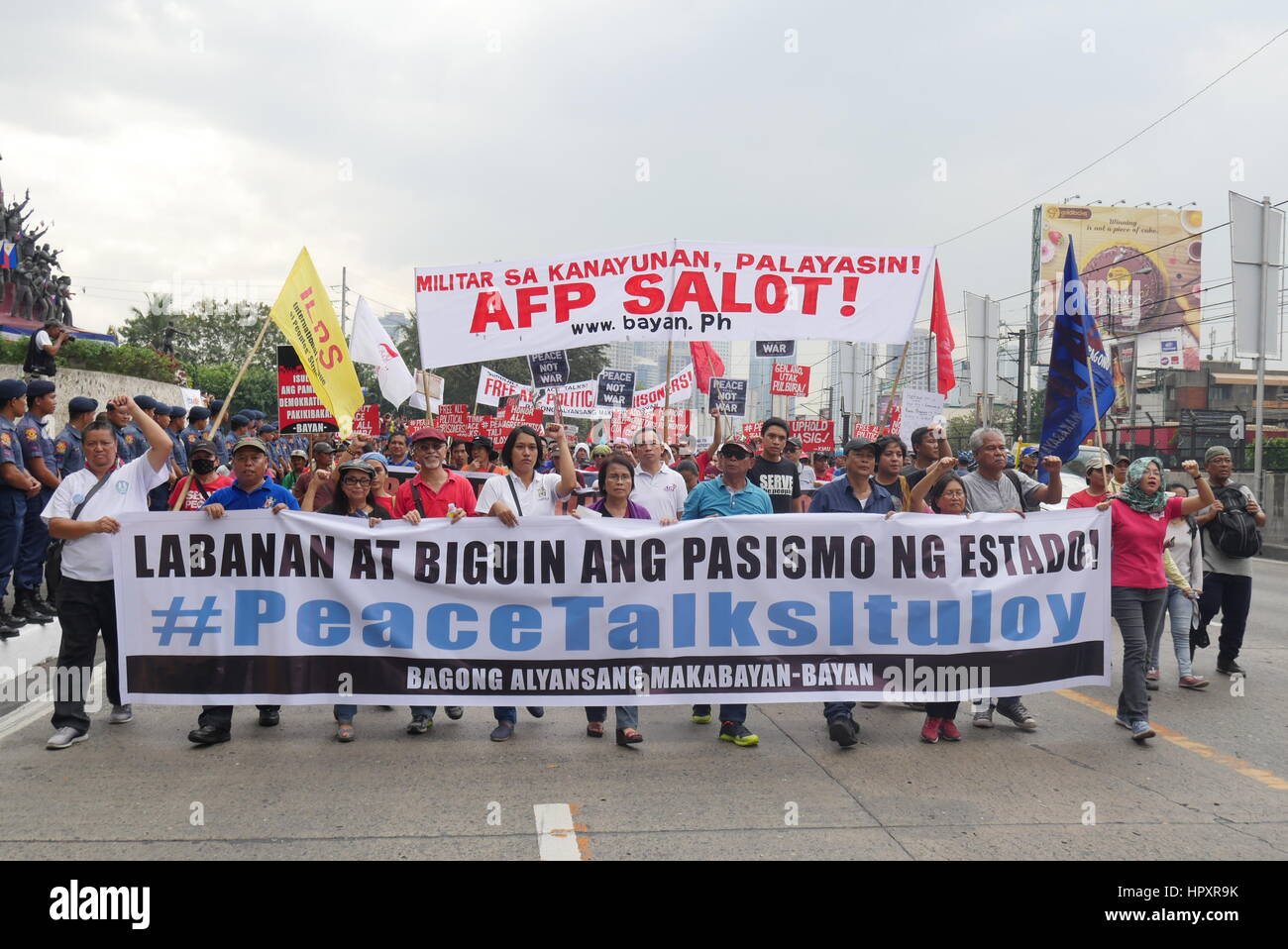 Demonstranten geht die Strecke von EDSA von EDSA Schrein zum Camp Aguinaldo befindet sich das Hauptquartier der Streitkräfte der Philippinen (AFP). Während der 31. Feier der "Macht des Volkes" in EDSA. Demonstranten versammelt, die gegen die Duterte-Administration sind, die sie denken, dass eine Diktatur wieder auftauchen kann. Aguinaldo. Zunächst auf 09:00-Demonstranten "Block Marcos Bewegung" round up People Power Monument, Stunden später eine größere Menge von Demonstrant zusammengebaut in der Ecke der EDSA und Ortigas Allee, wo die EDSA Schrein-Kapelle stehend und Marsch in das Hauptquartier der ist, der Stockfoto