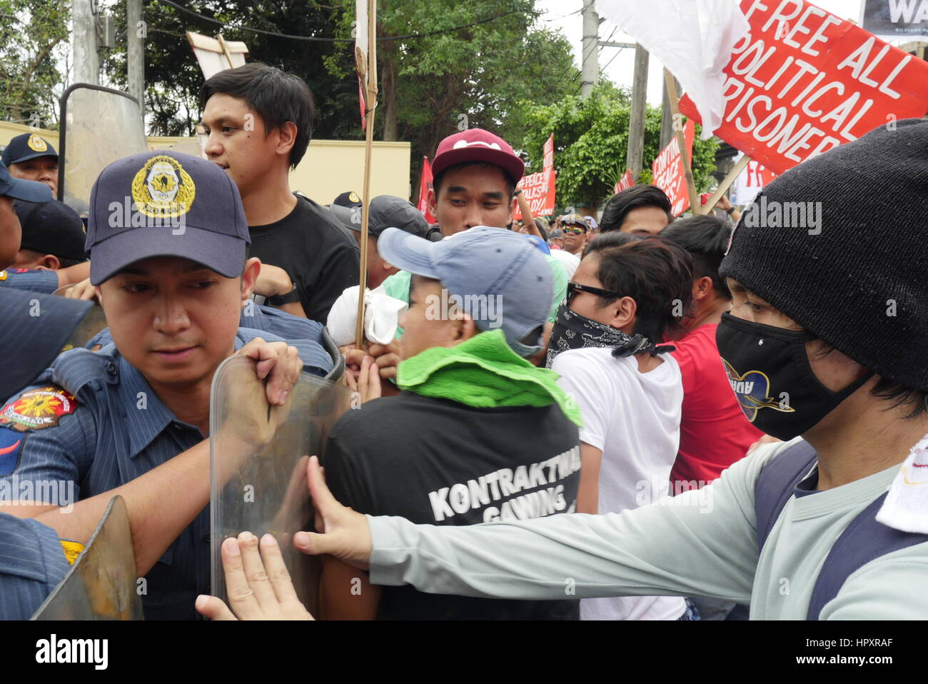 Demonstranten fing an, in die barricading Polizisten während der 31. Feier der "Macht des Volkes" in EDSA zu zwingen. Demonstranten versammelt, die gegen die Duterte-Administration sind, die sie denken, dass eine Diktatur wieder auftauchen kann. Aguinaldo. Zuerst montiert auf 09:00-Demonstranten "Block Marcos Bewegung" round up People Power Monument, Stunden später eine größere Menge von Demonstranten in der Ecke der EDSA und Ortigas Allee, wo die EDSA Schrein Kapelle stehend und Marsch in das Hauptquartier der Streitkräfte der Philippinen ist. (Foto von George Buid/Pacific Press) Stockfoto