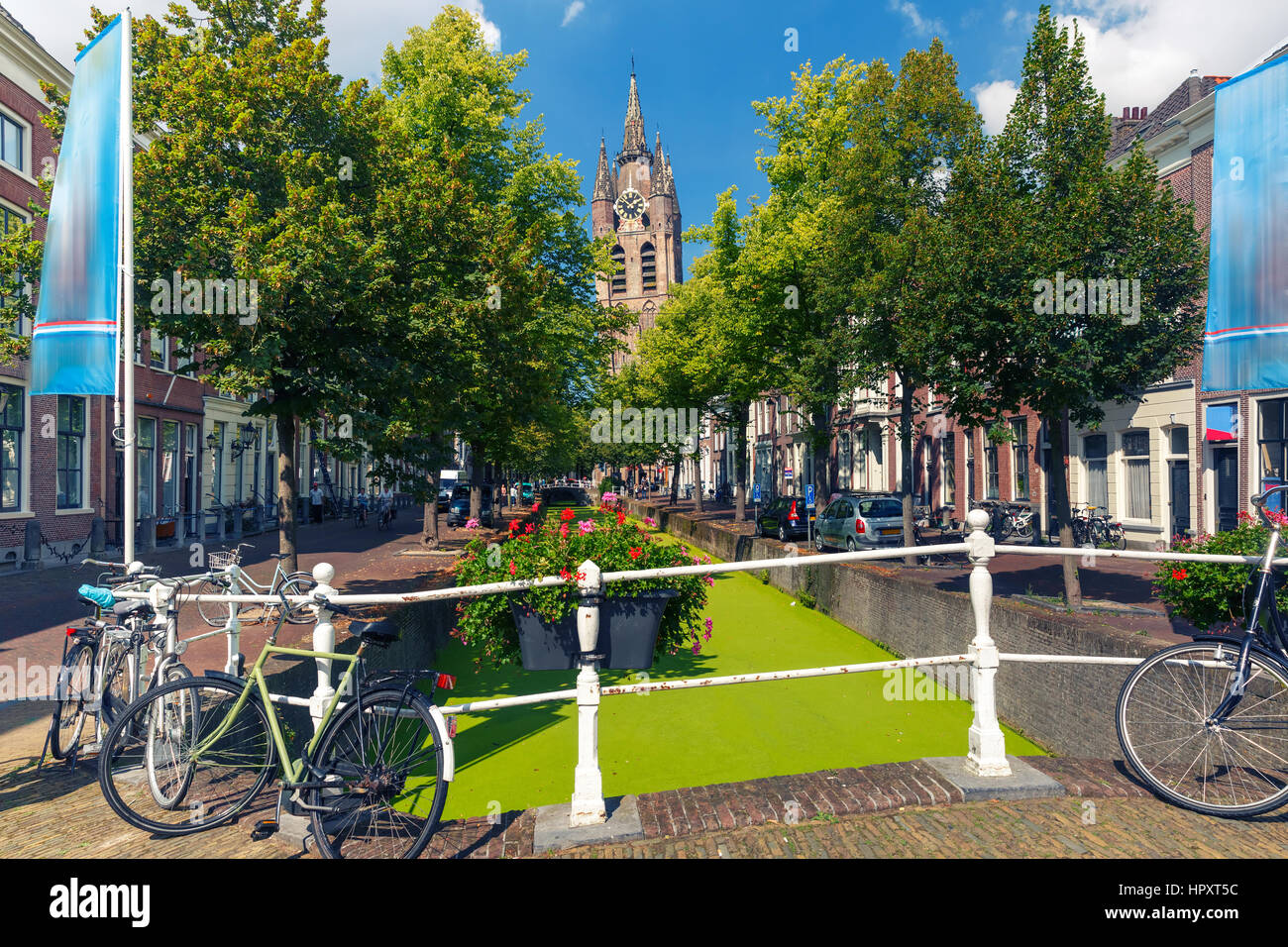 Die malerischen Oude Delft Kanal und schiefen Turm der gotischen protestantischen Oude Kerk Kirche an einem sonnigen Tag in Delft, Zuid-Holland, Niederlande. Stockfoto