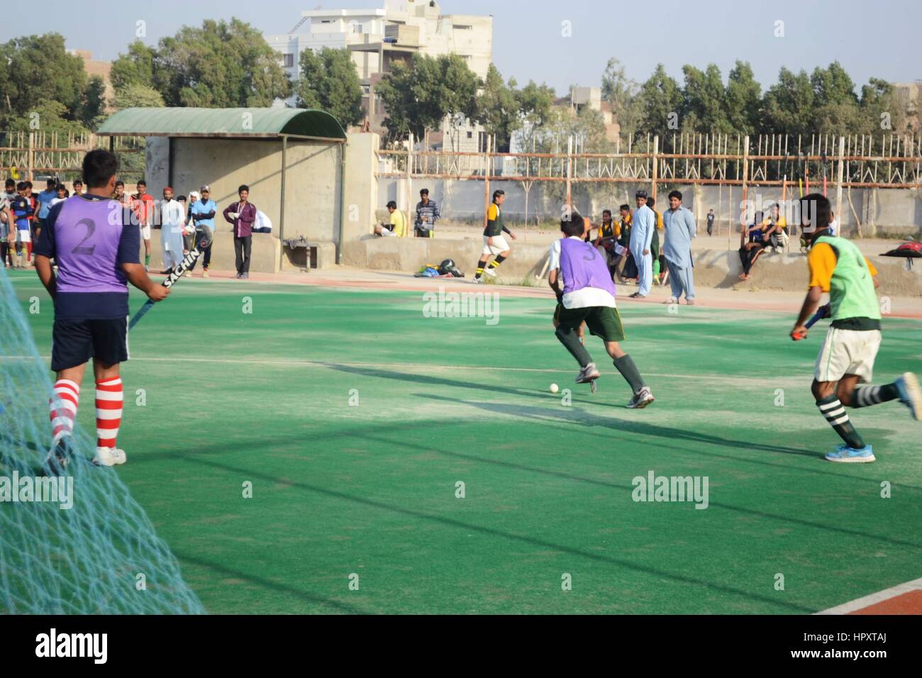 Hyderabad, Pakistan. 25. Februar 2017. Pakistan Hockey Federation hat angeordnet, dass 2 Tage unter 16 Jahre alt, in die Spieler um die Sindh-Joins ausprobieren. Es gab 2 ehemaligen Olympischen Mansoor Ahmed und International Hockey-Spieler Muhammad Ali auch vorhanden für Vorwähler Credit: Janali Laghari / Pacific Press/Alamy Live News Stockfoto