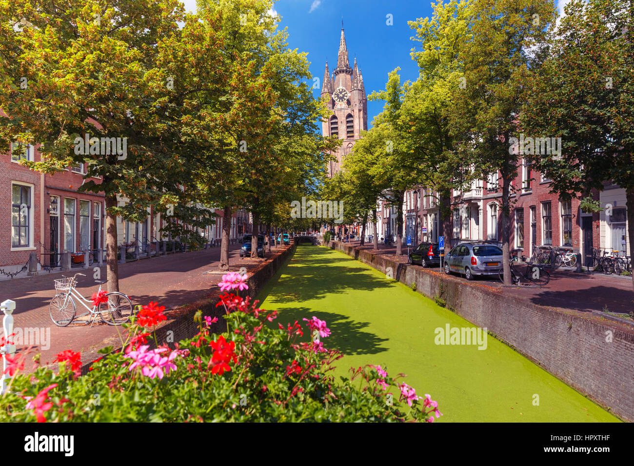 Die malerischen Oude Delft Kanal und schiefen Turm der gotischen protestantischen Oude Kerk Kirche an einem sonnigen Tag in Delft, Zuid-Holland, Niederlande. Stockfoto