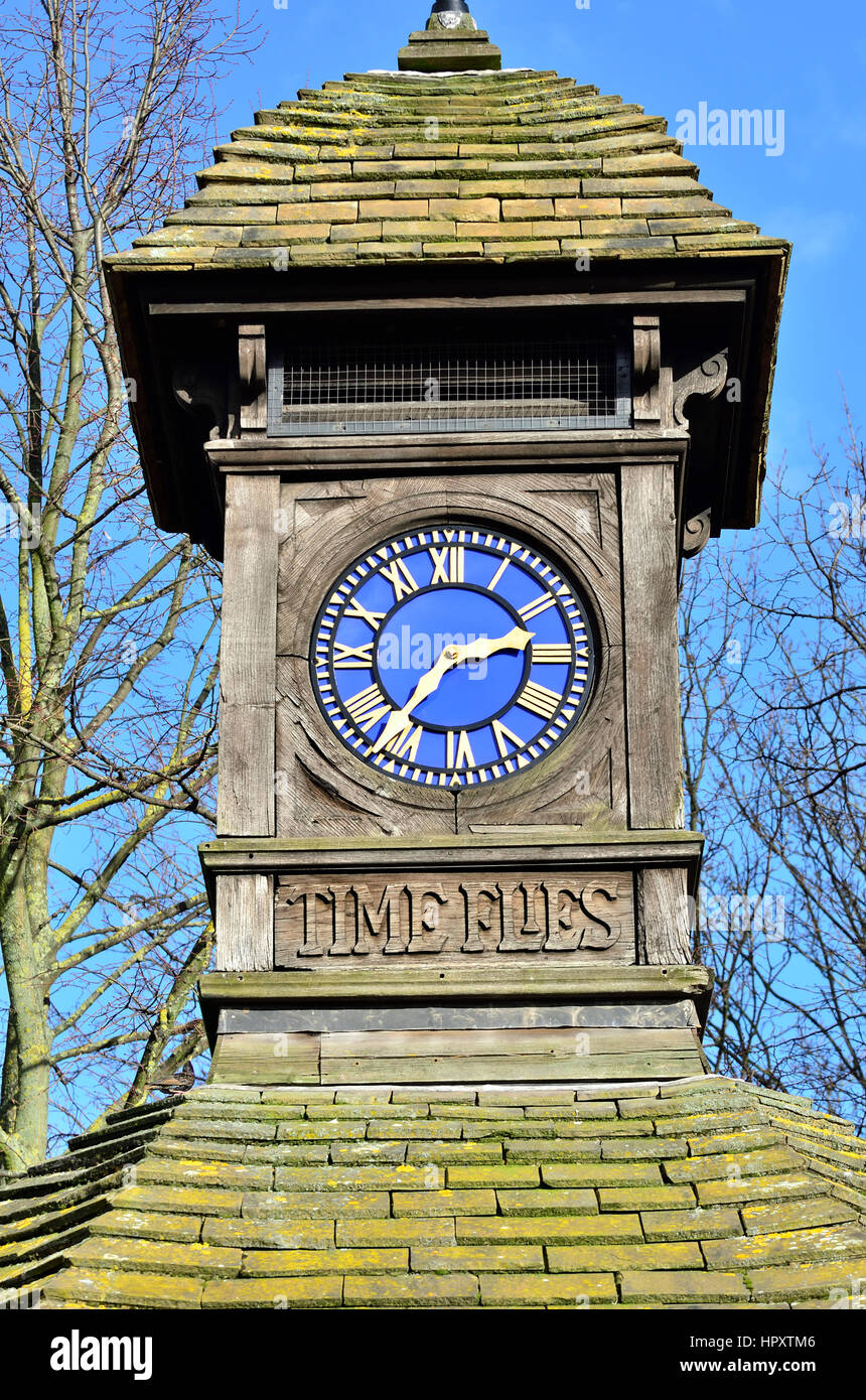 London, England, Vereinigtes Königreich. Zeit fliegt Clock Tower und Trinkbrunnen (1909), breiter Fuß, Kensington Gardens. Stockfoto