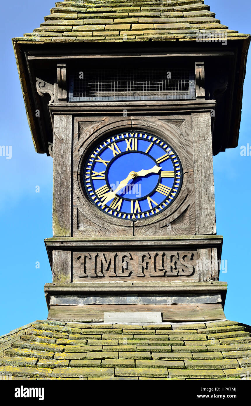 London, England, Vereinigtes Königreich. Zeit fliegt Clock Tower und Trinkbrunnen (1909), breiter Fuß, Kensington Gardens. Stockfoto