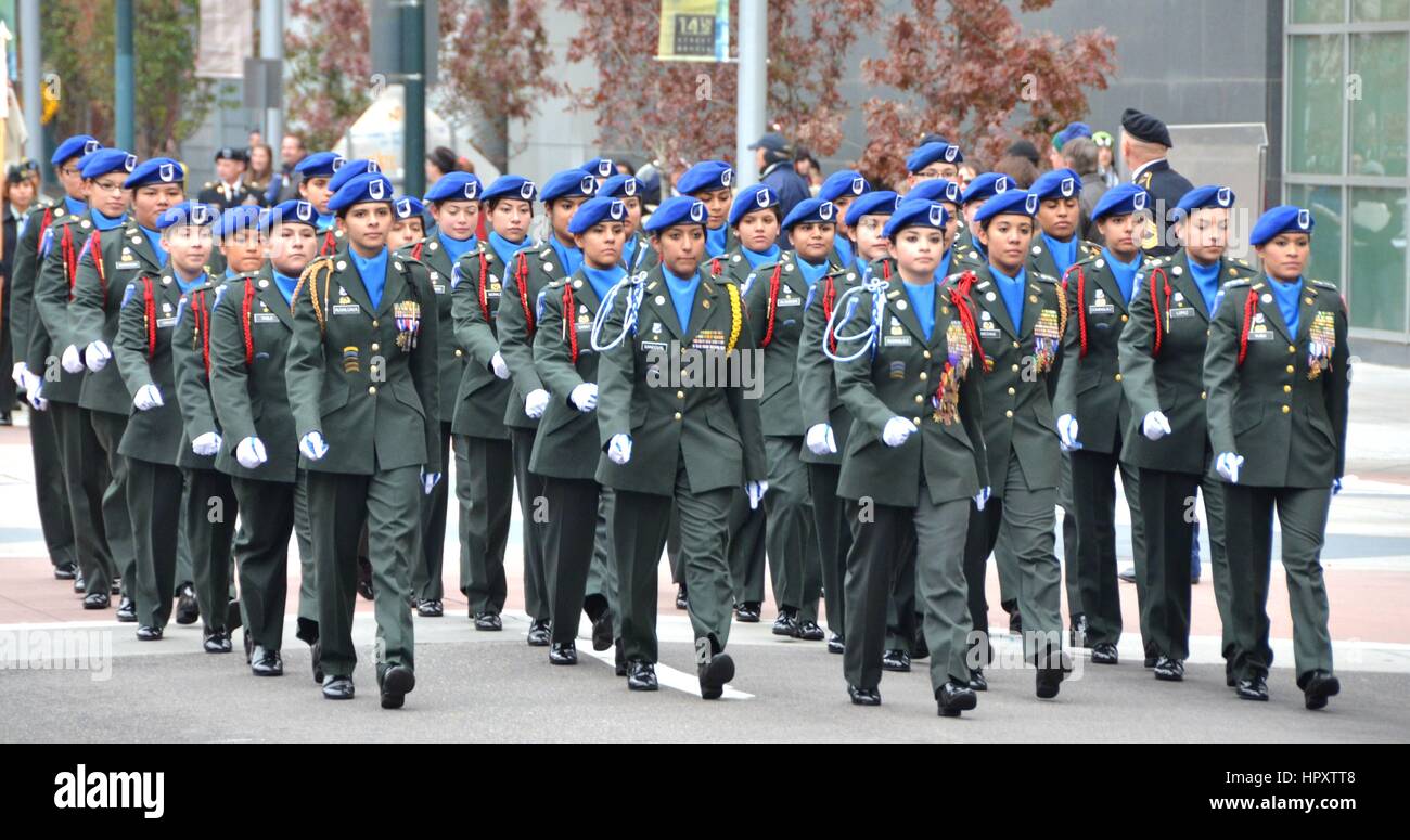 Soldaten marschieren in Veterans Day Parade Stockfoto