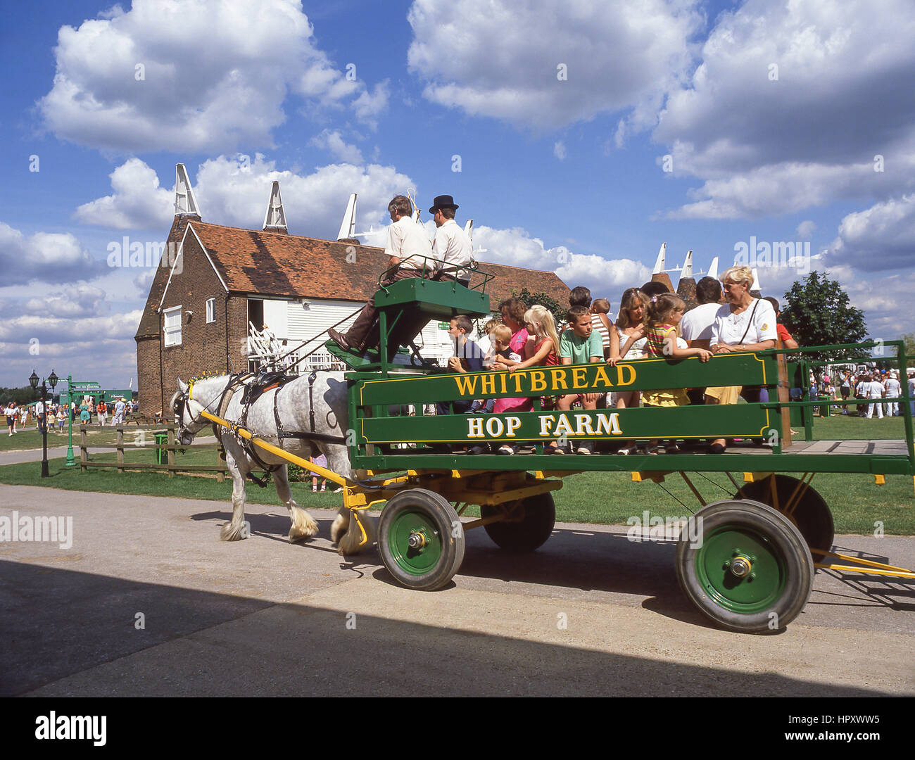 Kinder Pferdewagen fahren bei The Hop Farm Family Park, Paddock Wood, Kent, England, Vereinigtes Königreich Stockfoto