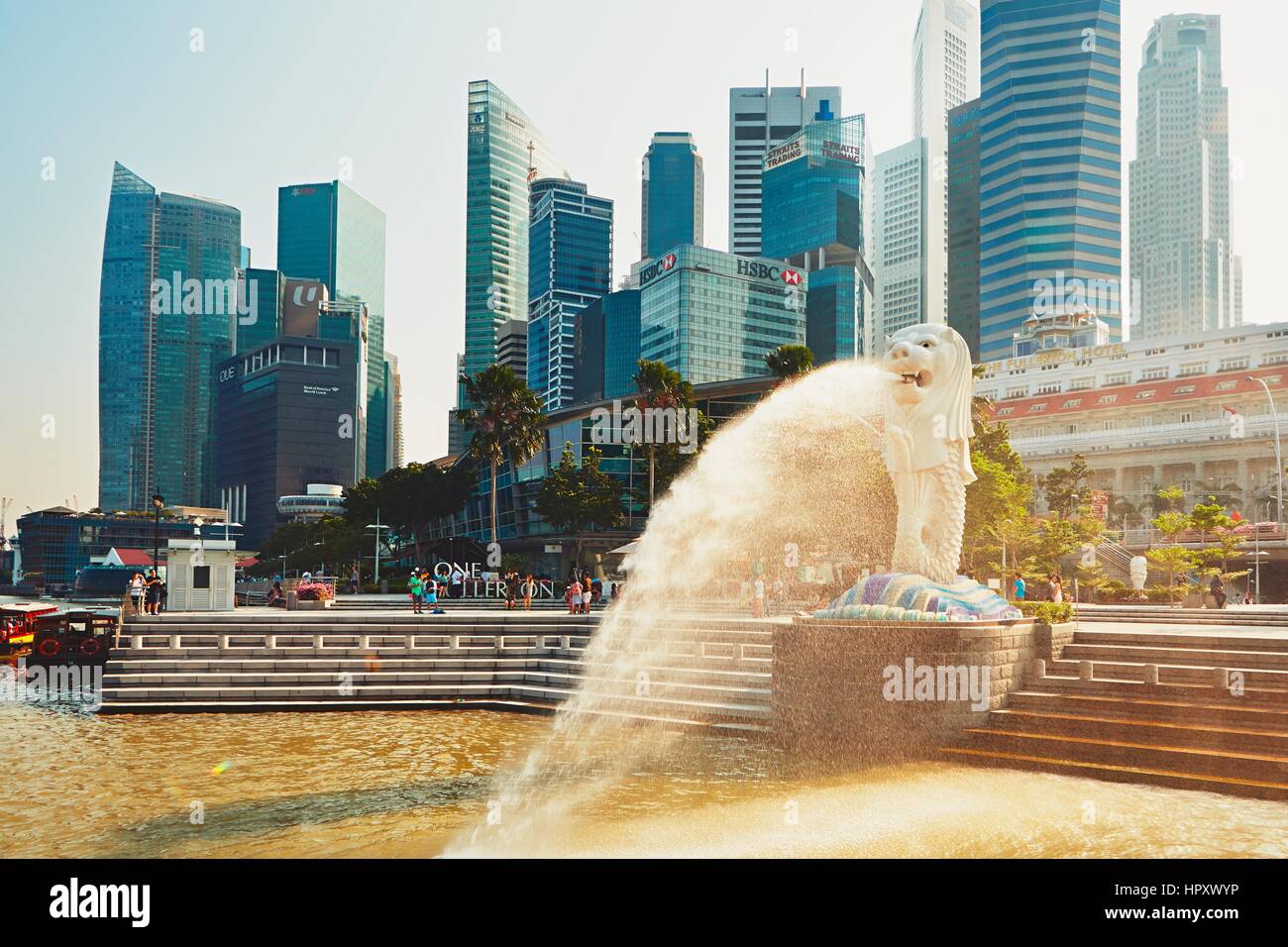 Singapur - 4 SEPTEMBER: The Merlion Statue vor Skyscrapes bei Touristen beliebten Bay in Singapur am September 4,2014. Statue von einem Löwenkopf ein Stockfoto