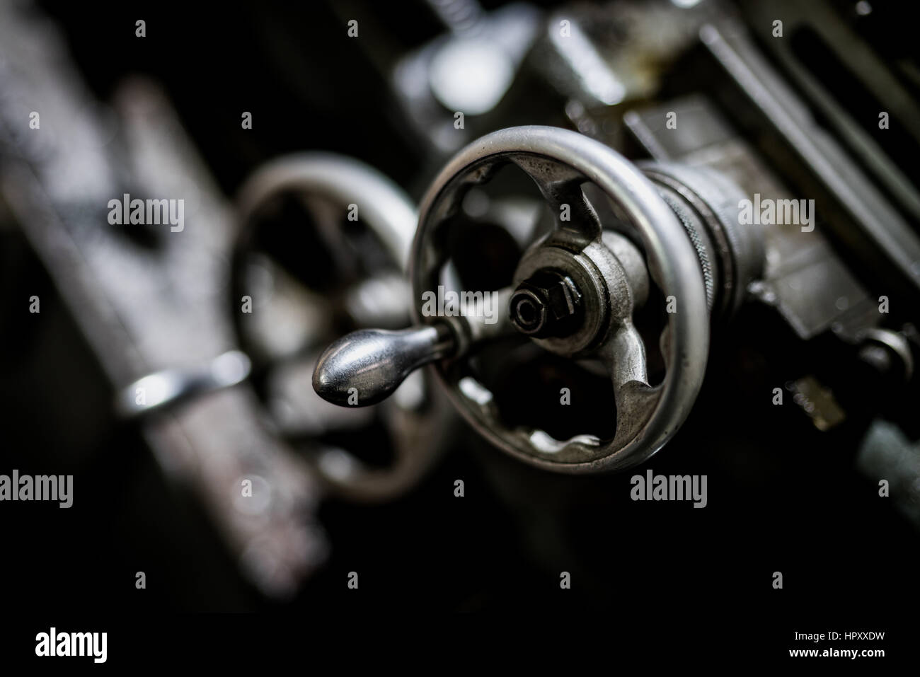 A verwischt schließen sich Metallräder und Rädchen in der Maschinerie. Stockfoto