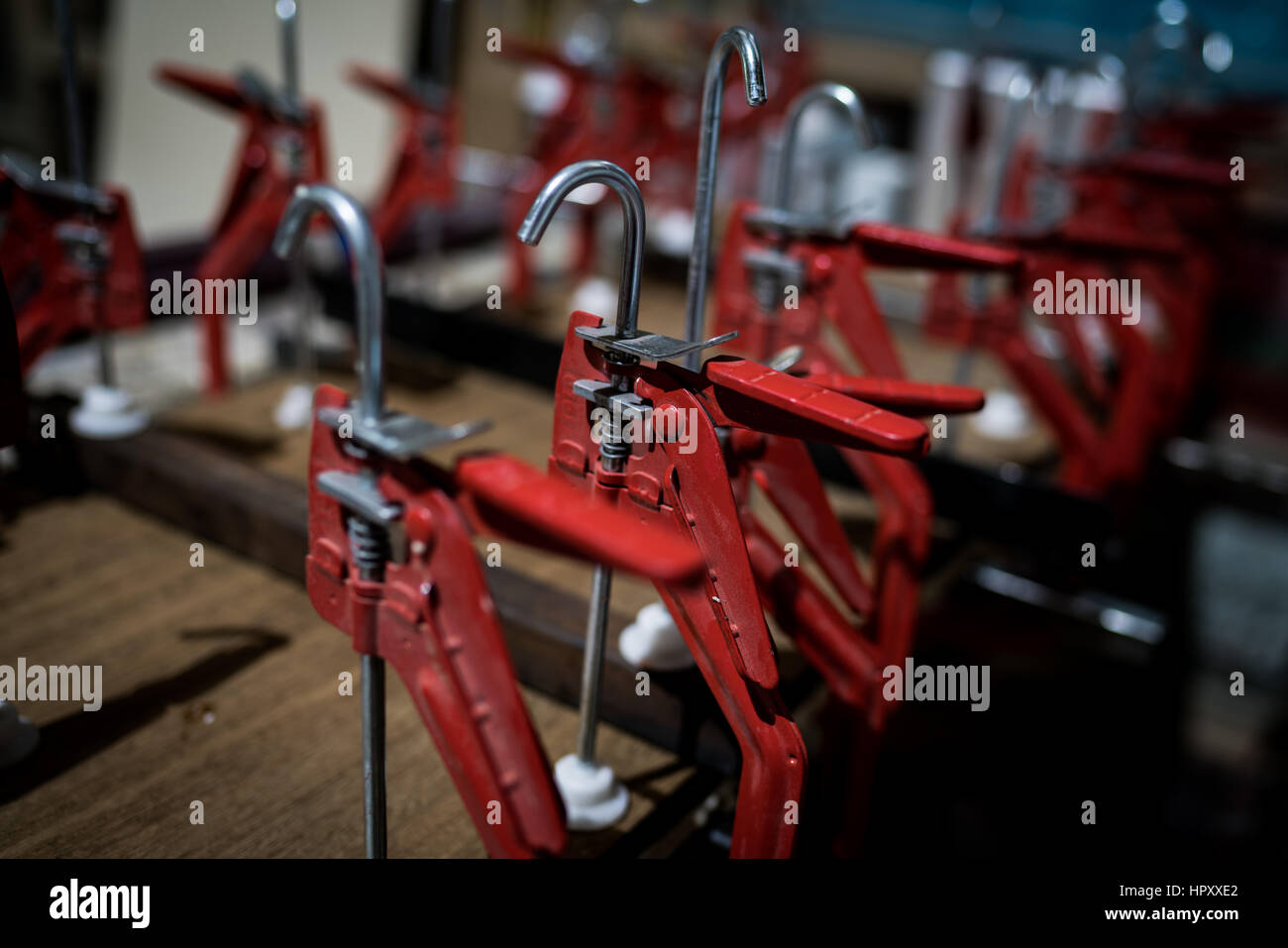 Eine Reihe von roten Klemmen in einem Workshop, flachen Fokus. Stockfoto