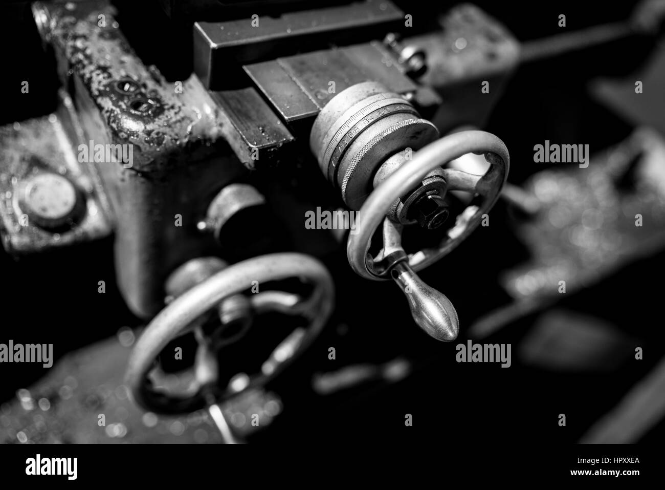 Eine unscharfe Aufnahme von Maschinenteilen in Mono. Stockfoto